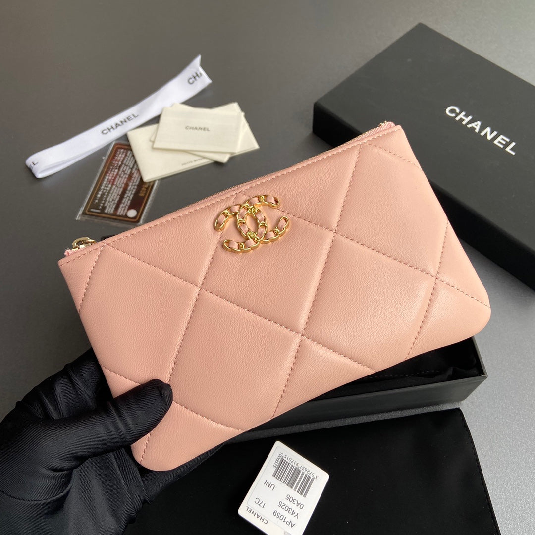 CC 19 ZIPPED WALLET 20CM LIGHT PINK CALFSKIN GOLD HARDWARE