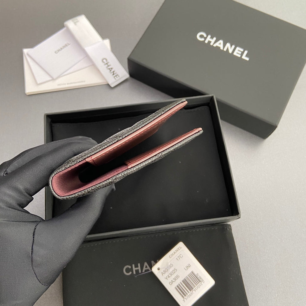 PASSEPORT CC 10 CM EN CUIR D'AGNEAU NOIR QUINCAILLERIE DORÉ
