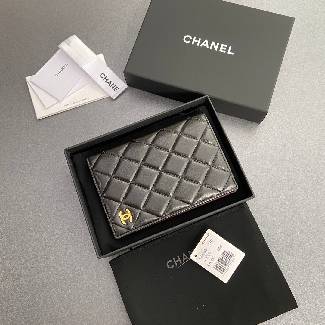 CC PASSPORT 10CM BLACK LAMBSKIN GOLD HARDWARE