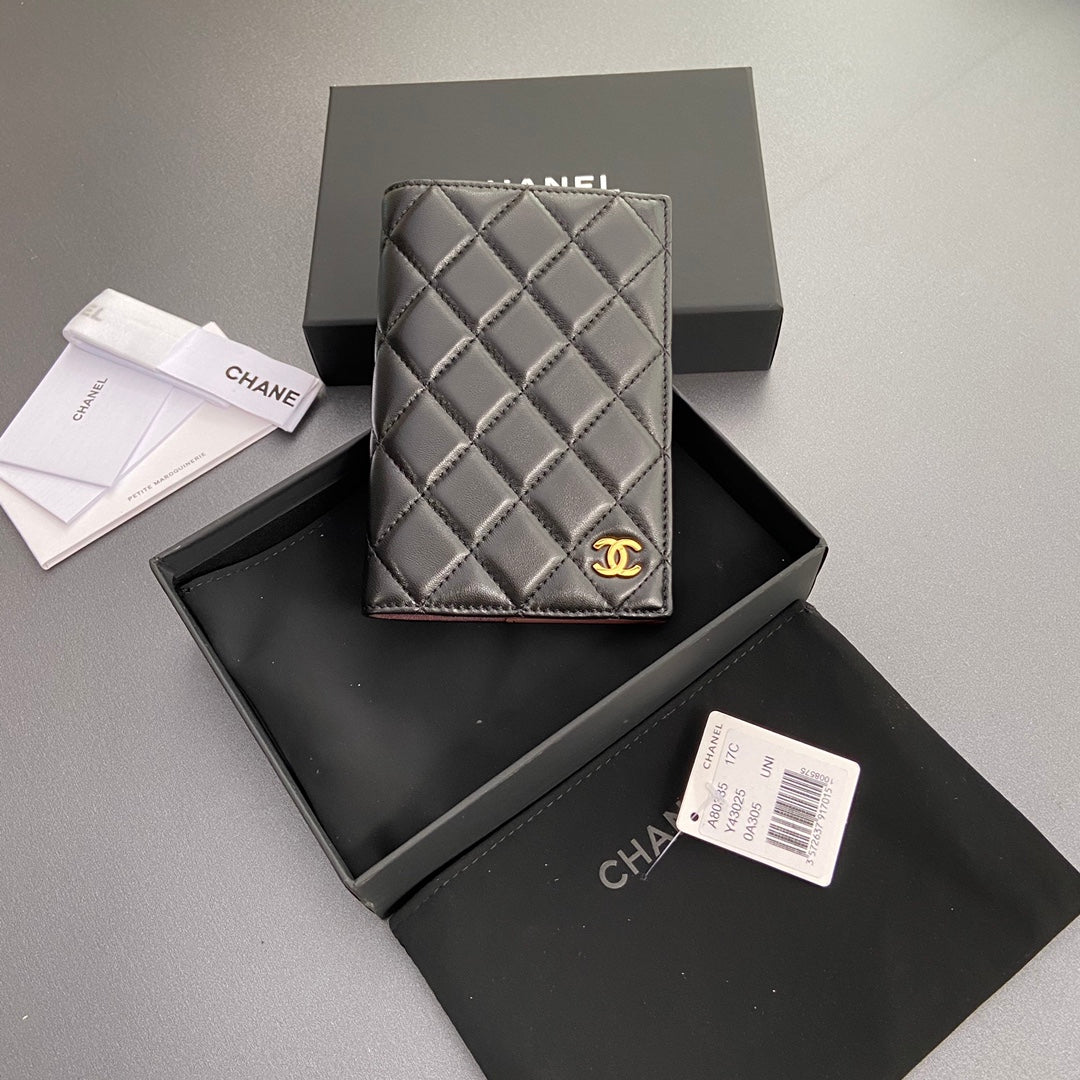 CC PASSPORT 10CM BLACK LAMBSKIN GOLD HARDWARE