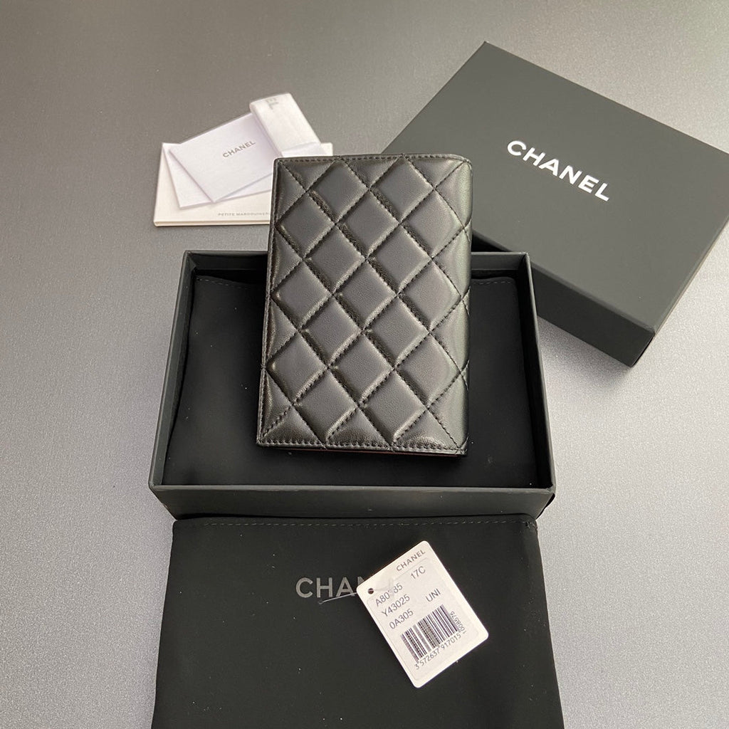 PASSEPORT CC 10 CM EN CUIR D'AGNEAU NOIR QUINCAILLERIE DORÉ