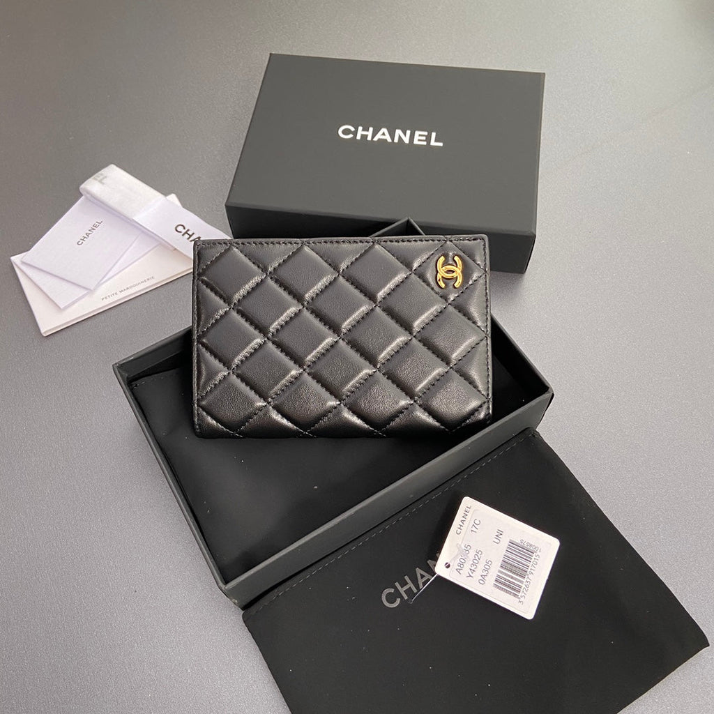 PASSEPORT CC 10 CM EN CUIR D'AGNEAU NOIR QUINCAILLERIE DORÉ