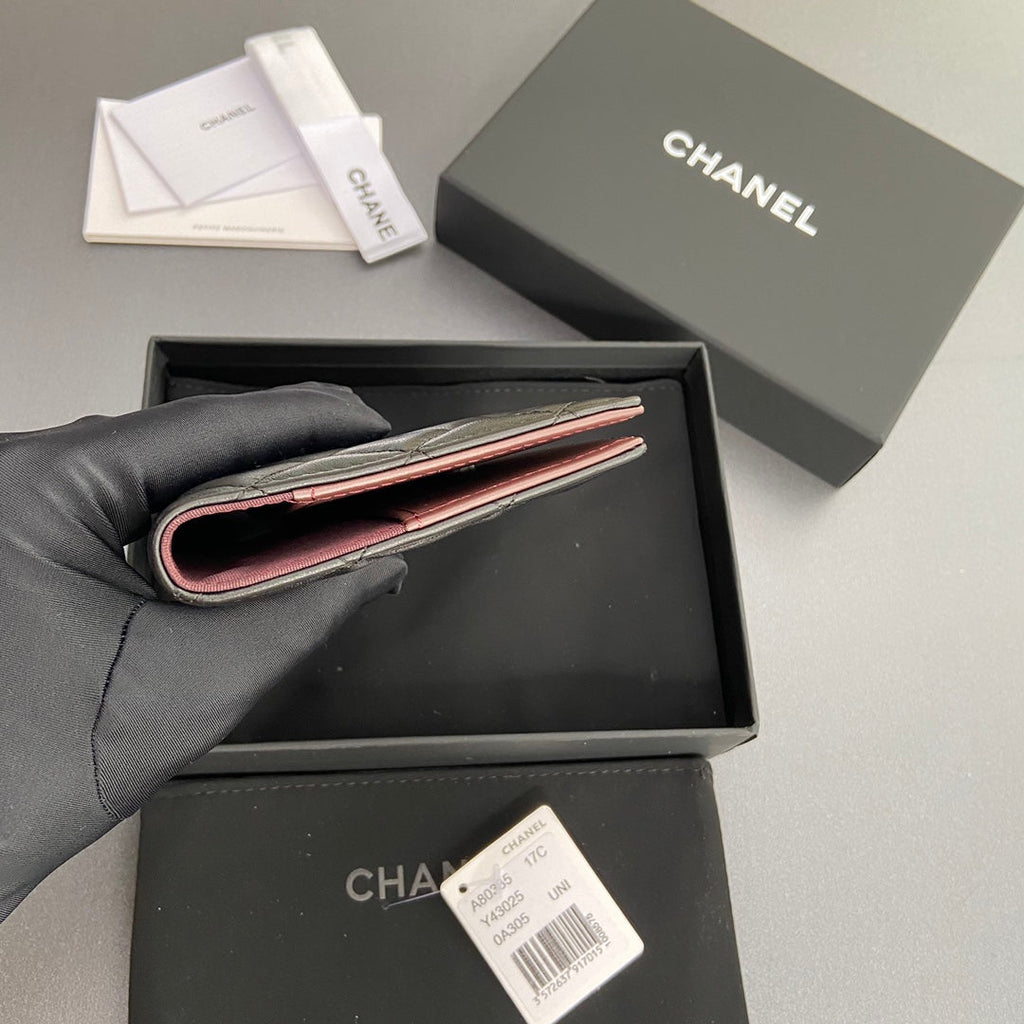 PASSEPORT CC 10 CM EN CUIR D'AGNEAU NOIR QUINCAILLERIE ARGENTÉE