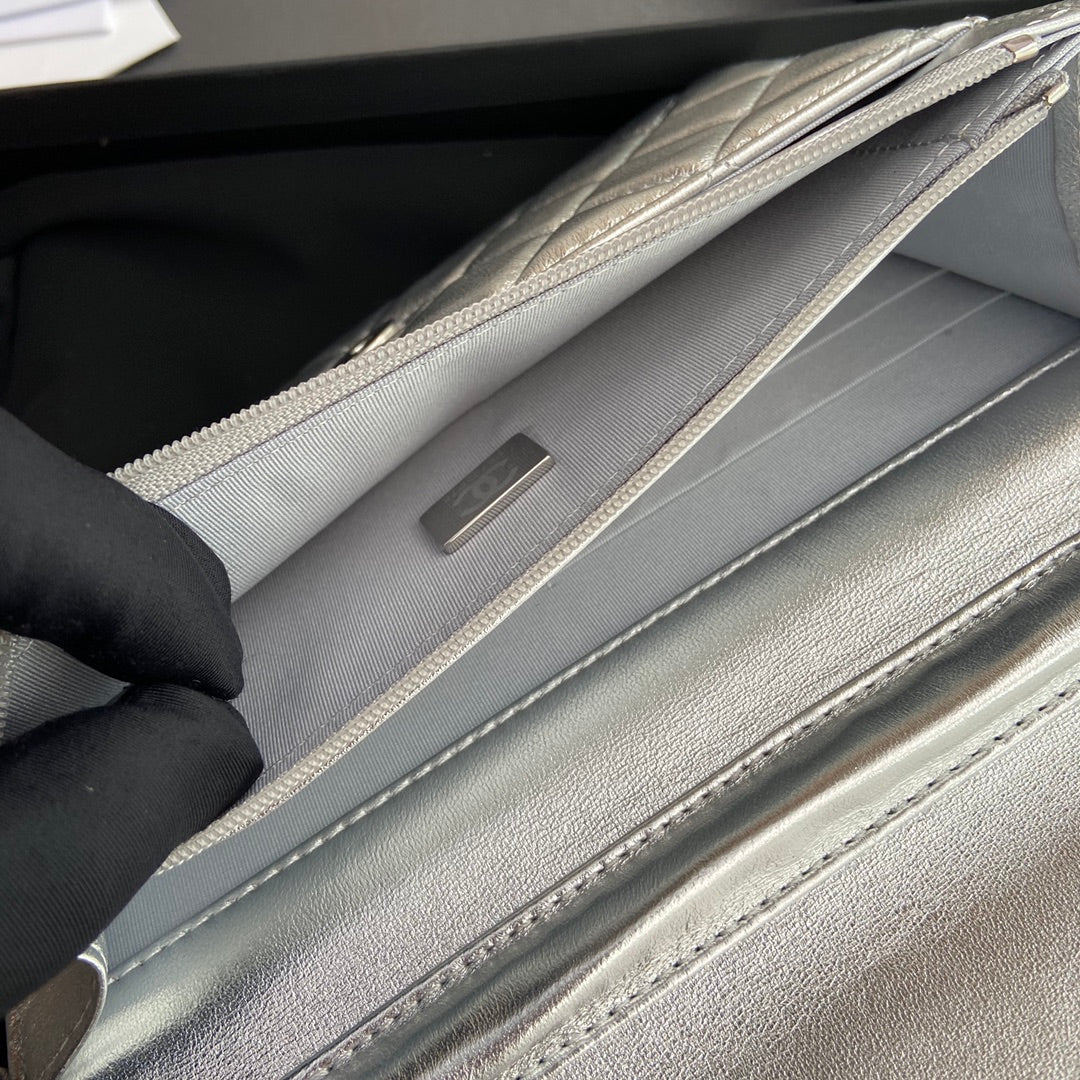CC WOC 20CM SILVER METALIC CALFSKIN SILVER HARDWARE