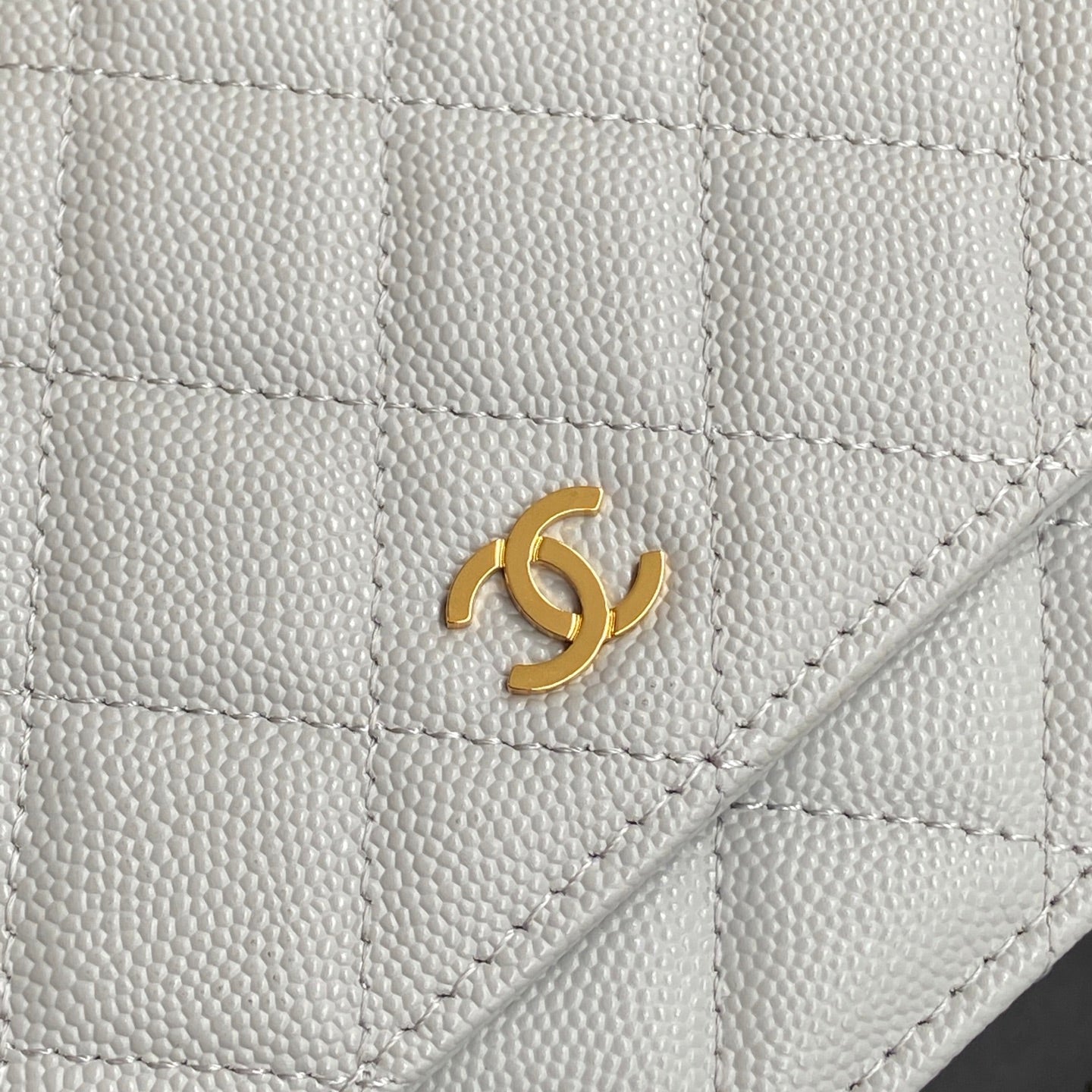 CC WALLET ON CHAIN 20CM WHITE CAVIAR LEATHER GOLD HARDWARE 240157