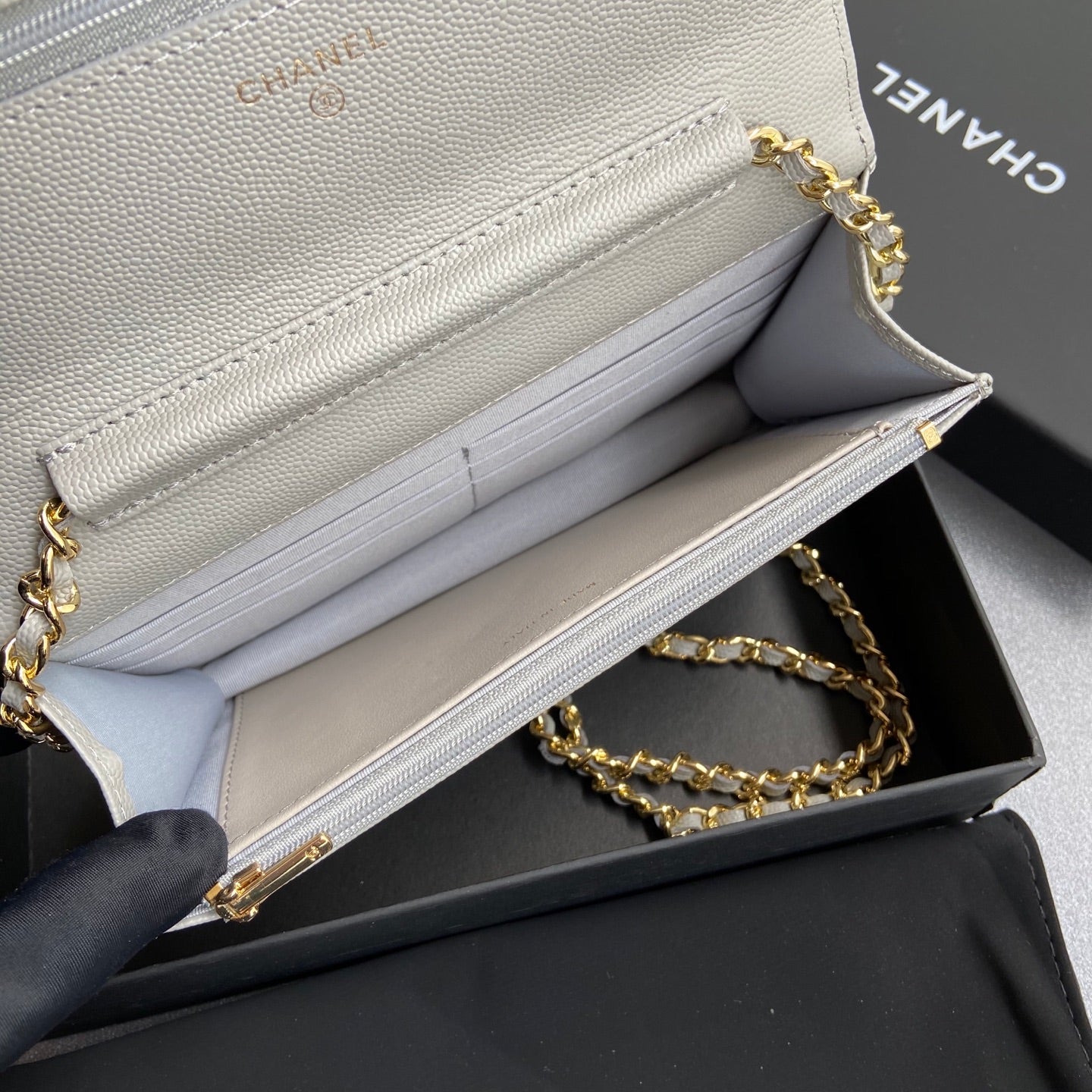 CC WALLET ON CHAIN 20CM WHITE CAVIAR LEATHER GOLD HARDWARE 240157