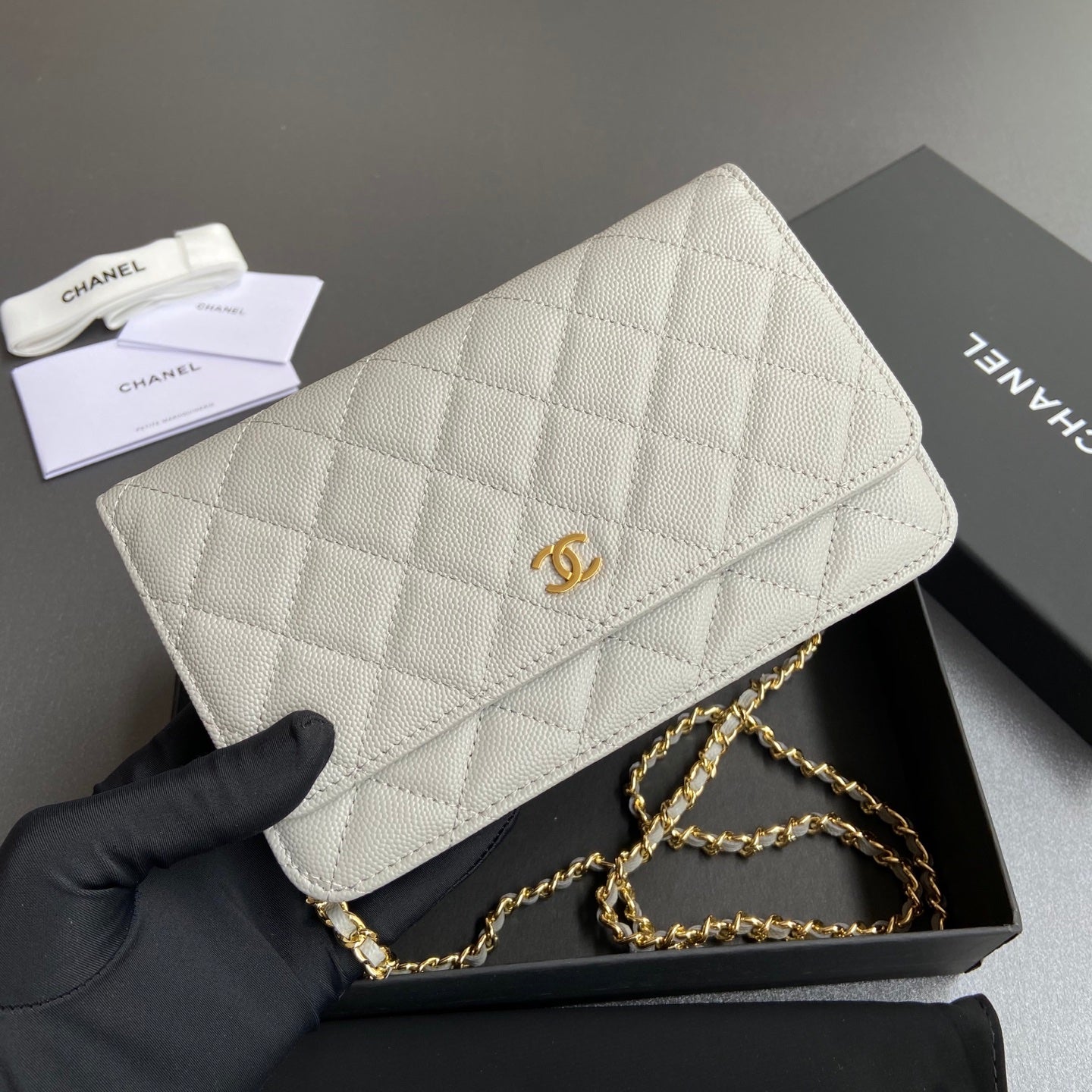 CC WALLET ON CHAIN 20CM WHITE CAVIAR LEATHER GOLD HARDWARE 240157