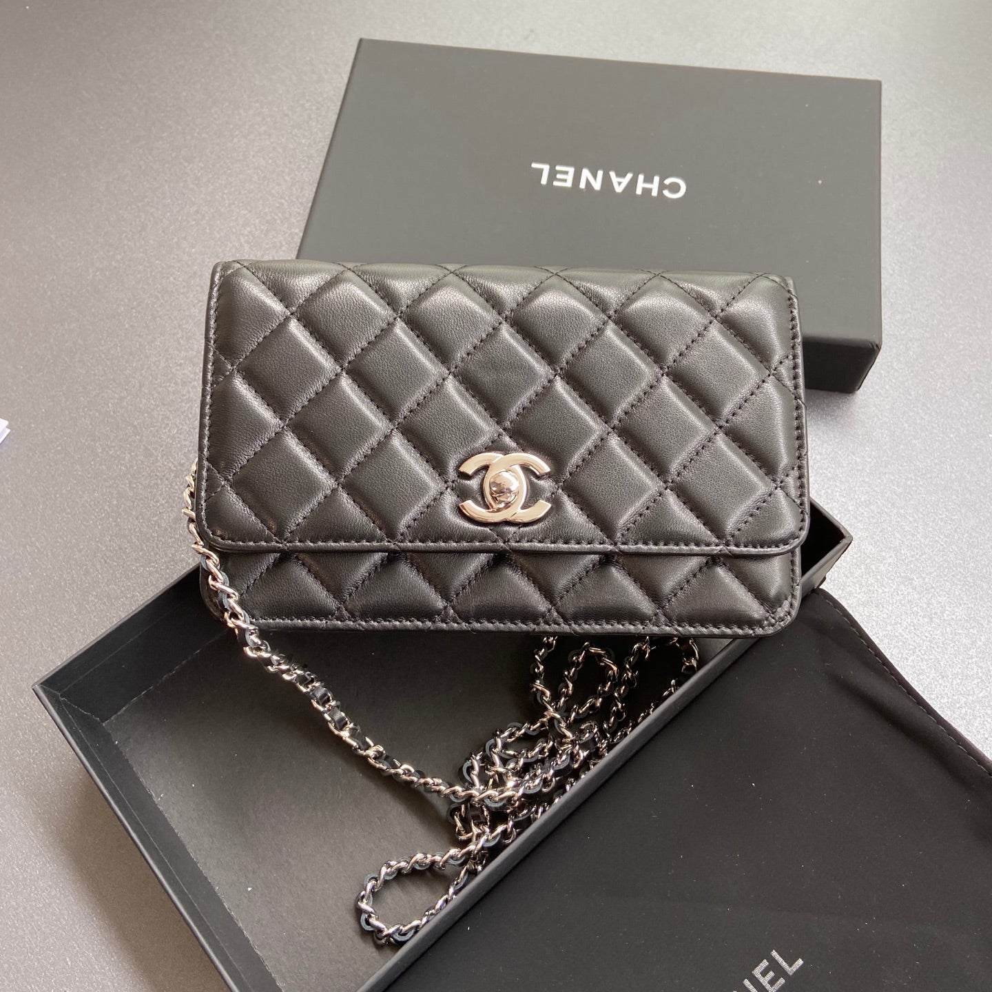 CC WALLET ON CHAIN 20CM BLACK LAMBSKIN LIGHT GOLD HARDWARE 240166