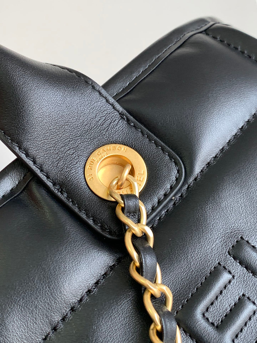 SAC CABAS CC MOYEN DEAUVILLE 33 CM EN CUIR DE VEAU NOIR GHW