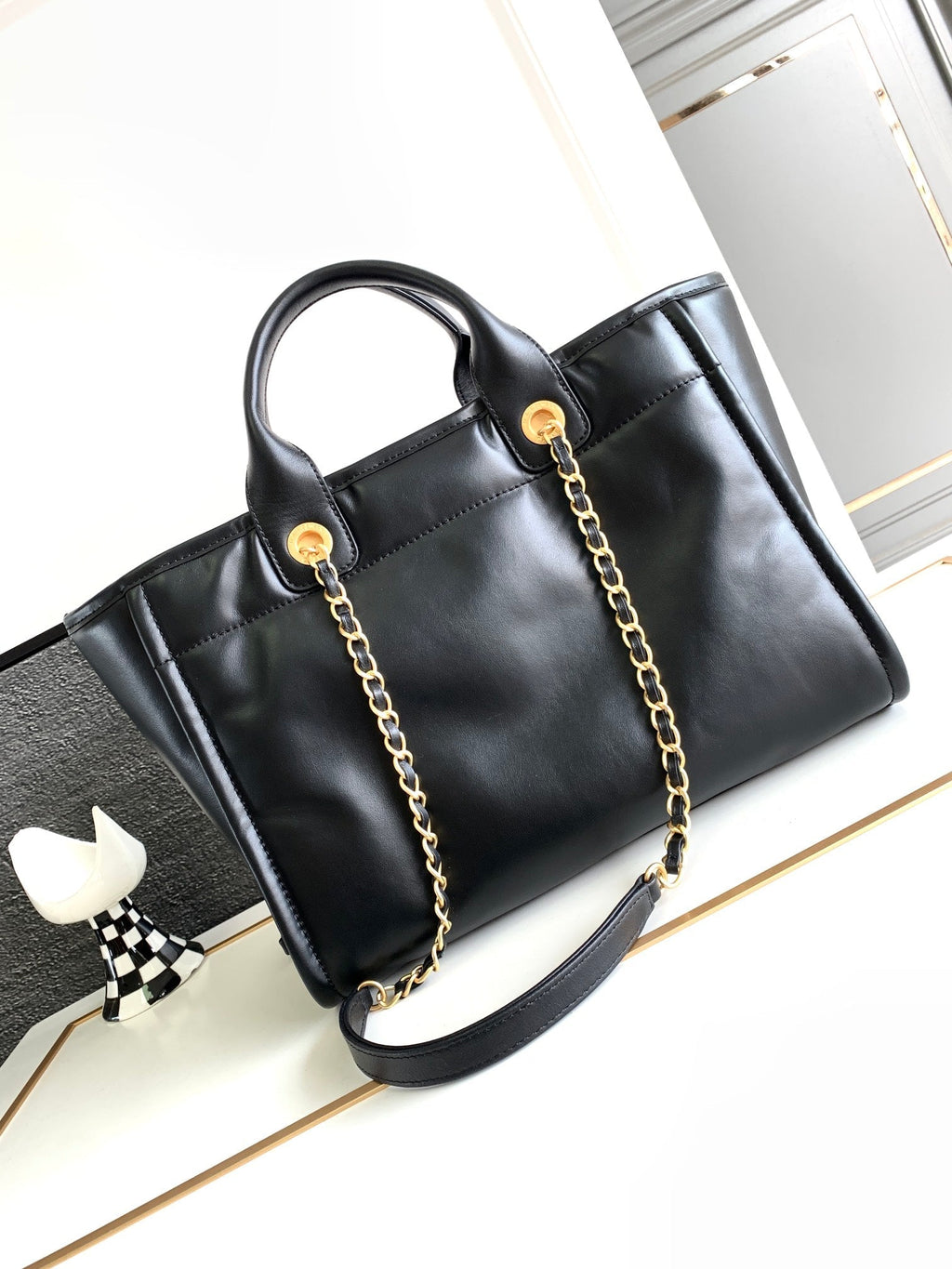 SAC CABAS CC MOYEN DEAUVILLE 33 CM EN CUIR DE VEAU NOIR GHW