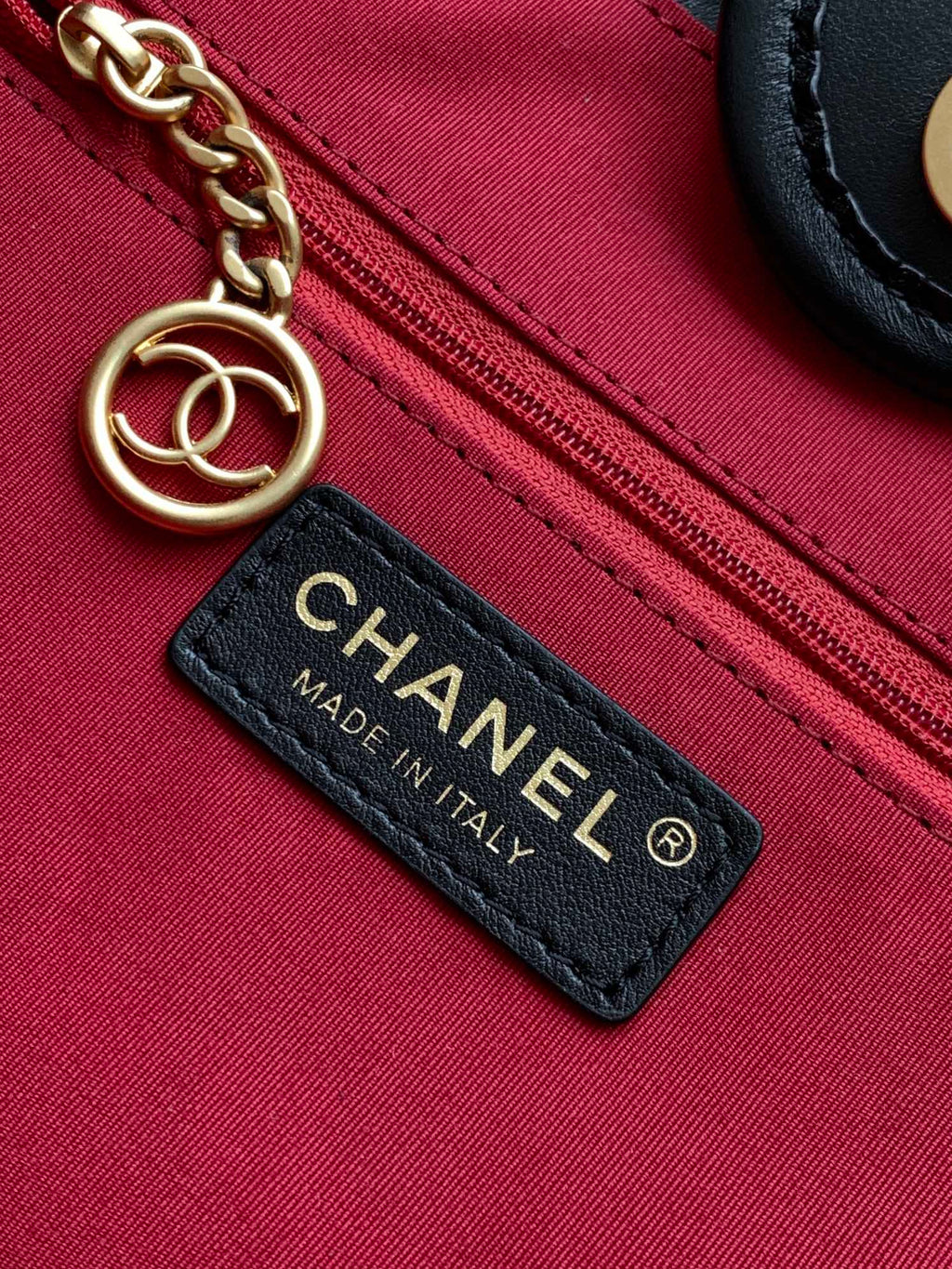 SAC CABAS CC MOYEN DEAUVILLE 33 CM EN CUIR DE VEAU NOIR GHW
