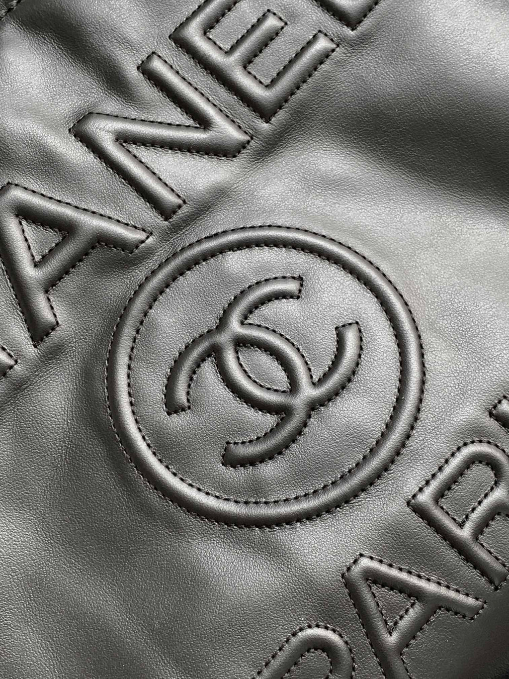 Grand sac cabas CC DEAUVILLE 38 cm en cuir de veau noir GHW