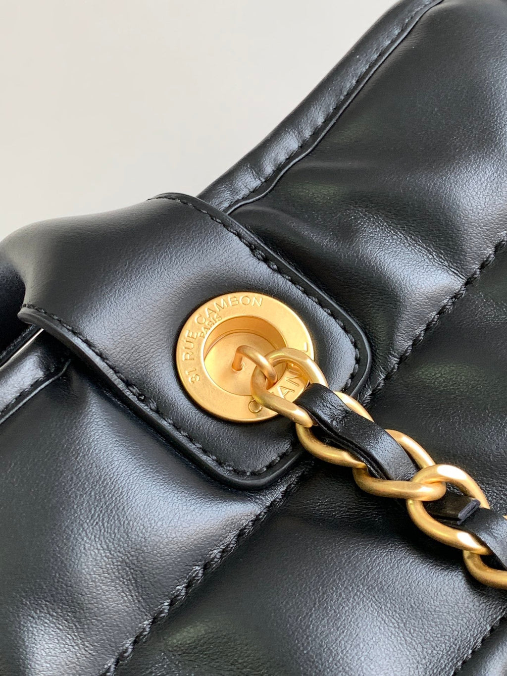 Grand sac cabas CC DEAUVILLE 38 cm en cuir de veau noir GHW