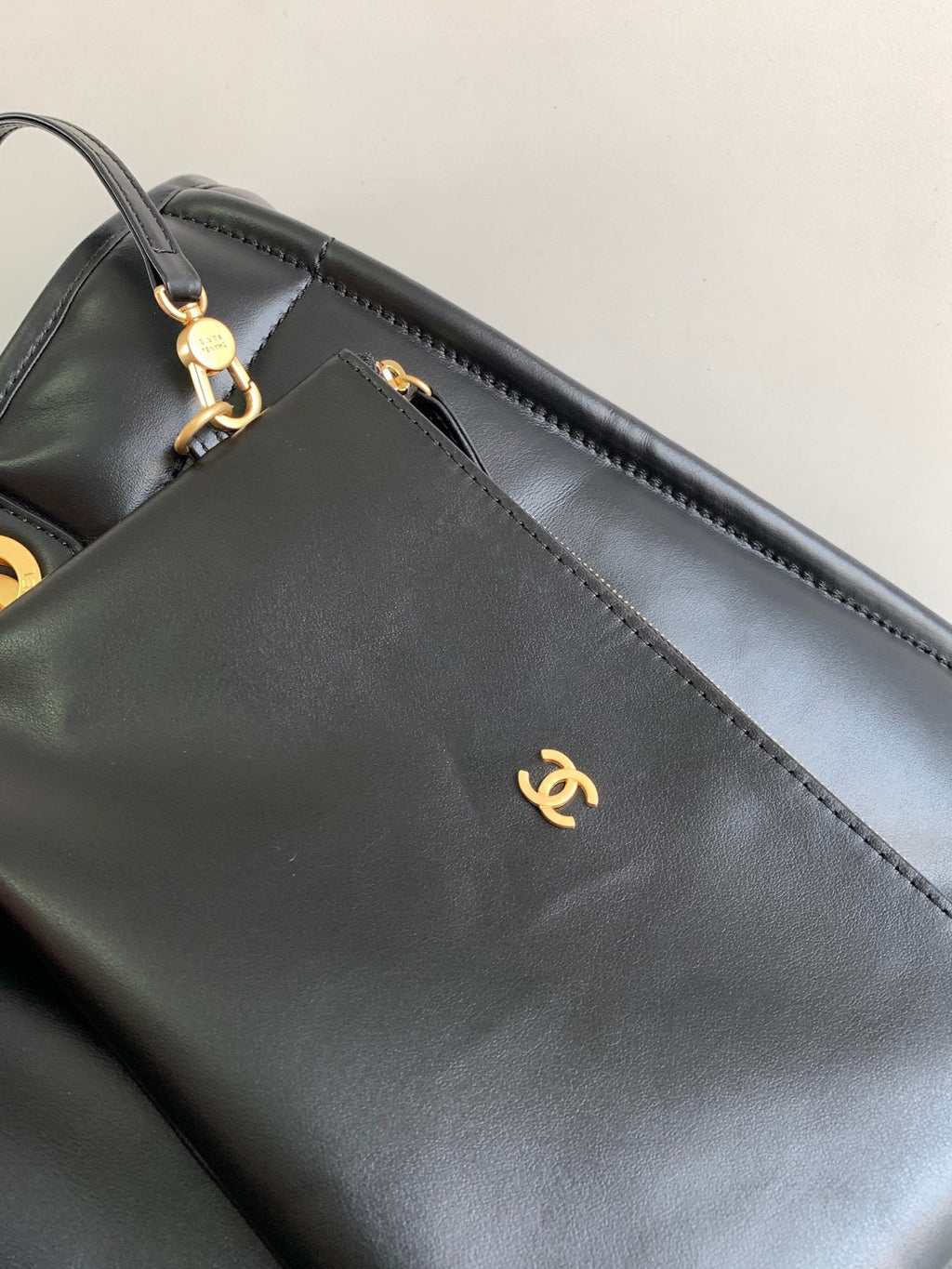 Grand sac cabas CC DEAUVILLE 38 cm en cuir de veau noir GHW
