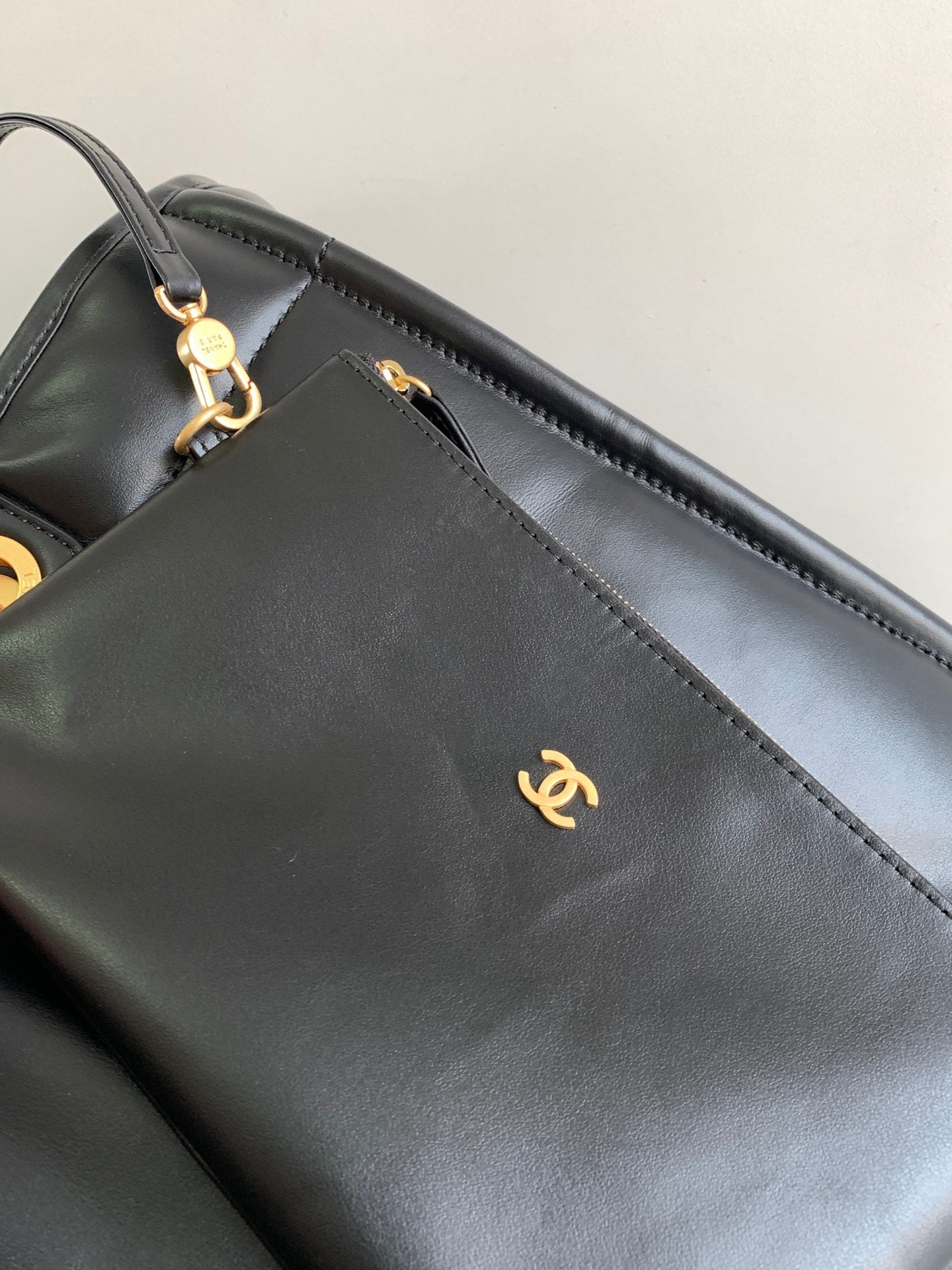 Grand sac cabas CC DEAUVILLE 38 cm en cuir de veau noir GHW