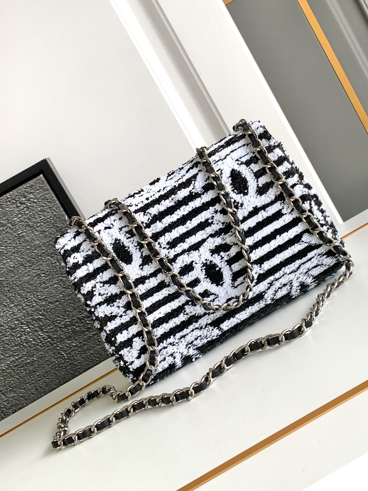 FLAP BAG MEDIUM 25 BLACK WHITE SEQUIN SILVER HARDWARE