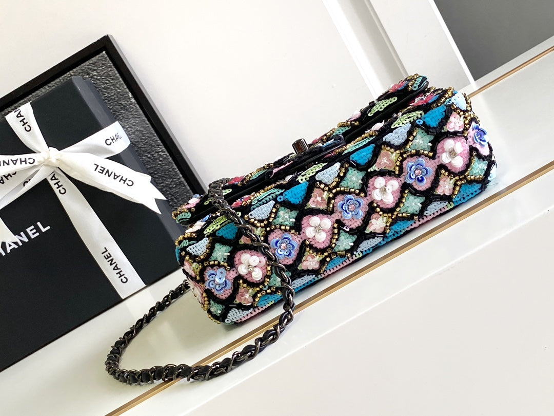 CC 24A FLAP BAG 20CM SEQUIN SATIN BLACK HARDWARE