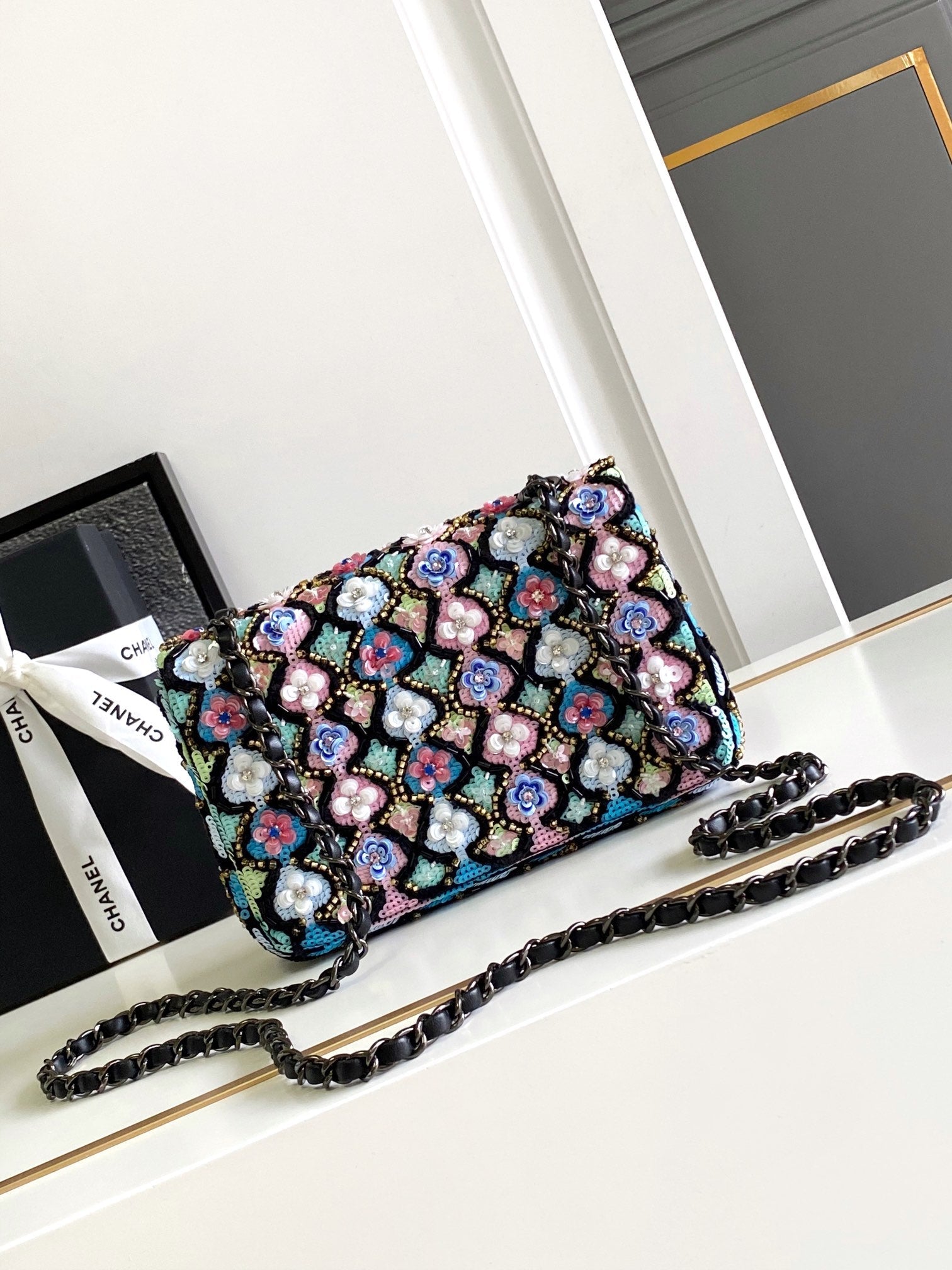 CC 24A FLAP BAG 20CM SEQUIN SATIN BLACK HARDWARE
