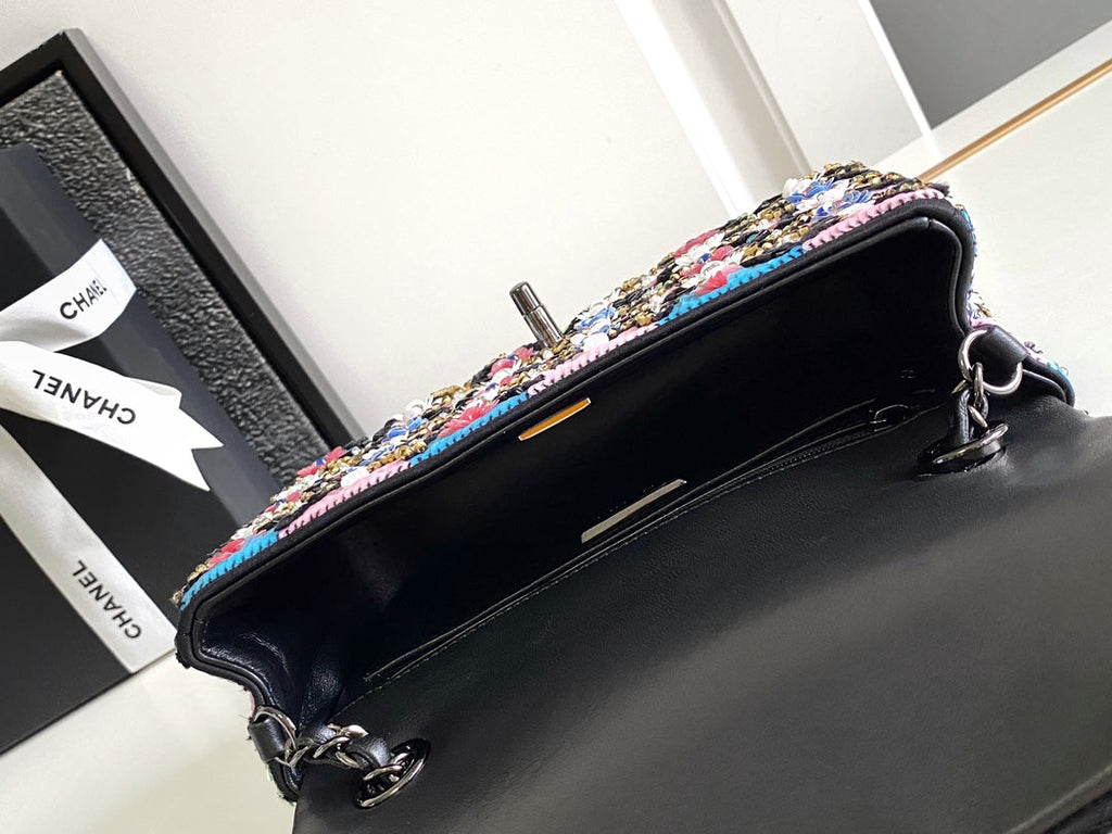 CC 24A FLAP BAG 20CM SEQUIN SATIN BLACK HARDWARE