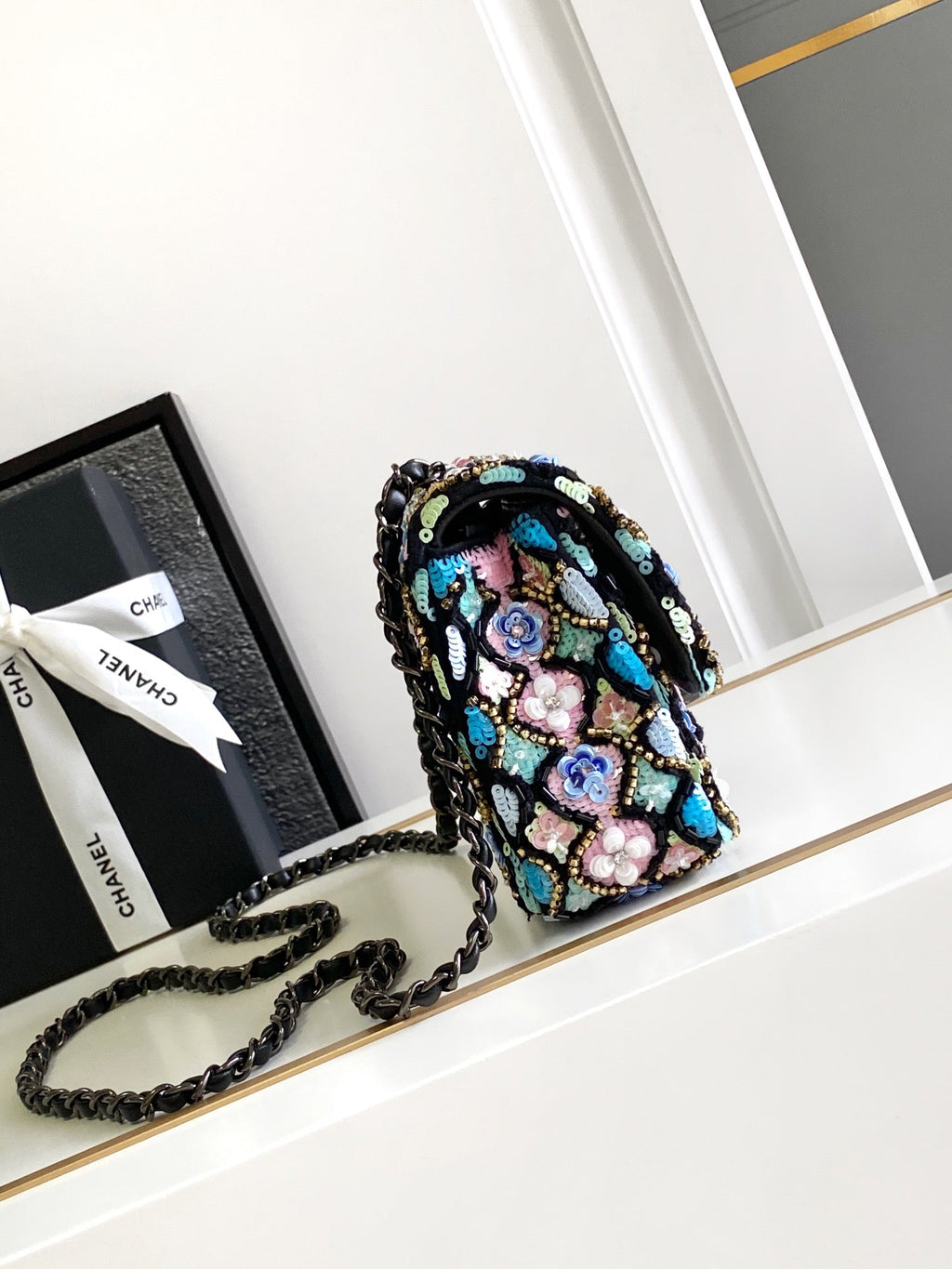 CC 24A FLAP BAG 20CM SEQUIN SATIN BLACK HARDWARE