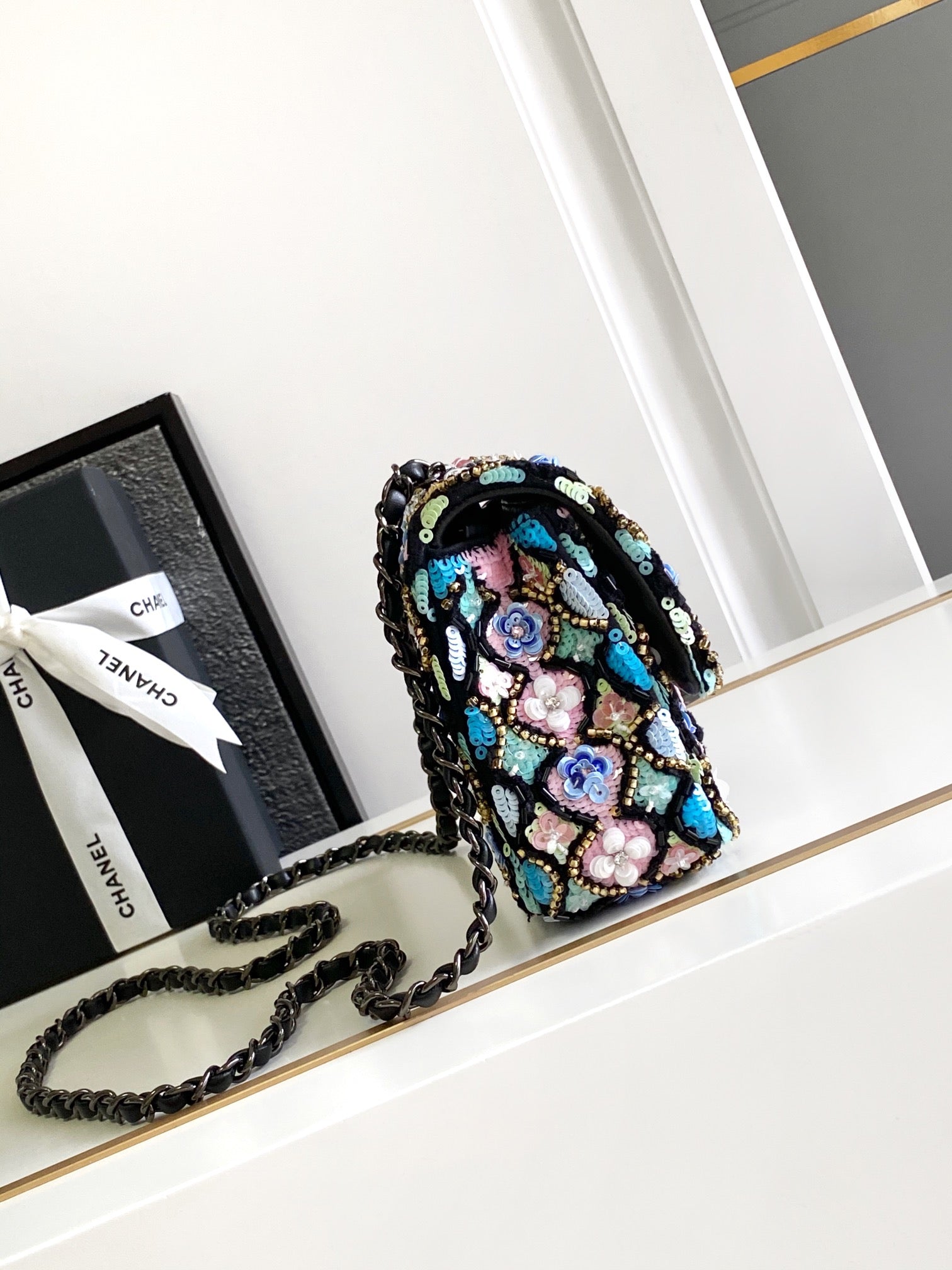 CC 24A FLAP BAG 20CM SEQUIN SATIN BLACK HARDWARE