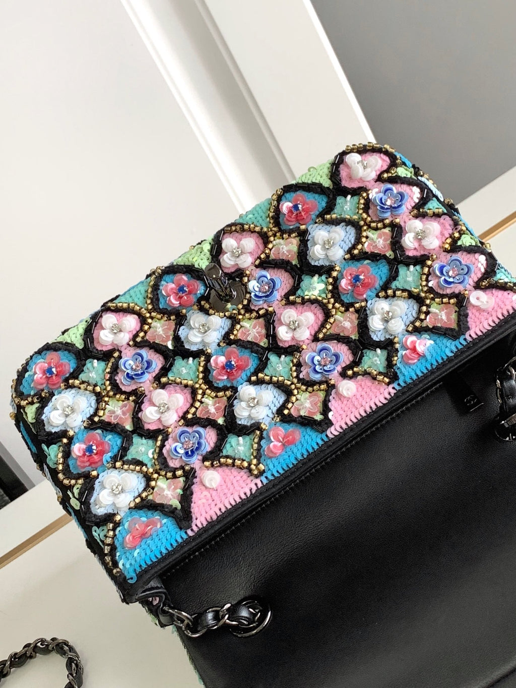 CC 24A FLAP BAG 20CM SEQUIN SATIN BLACK HARDWARE