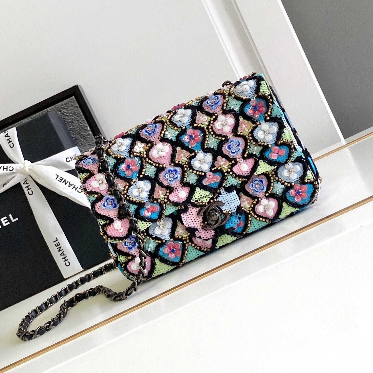 CC 24A FLAP BAG 20CM SEQUIN SATIN BLACK HARDWARE