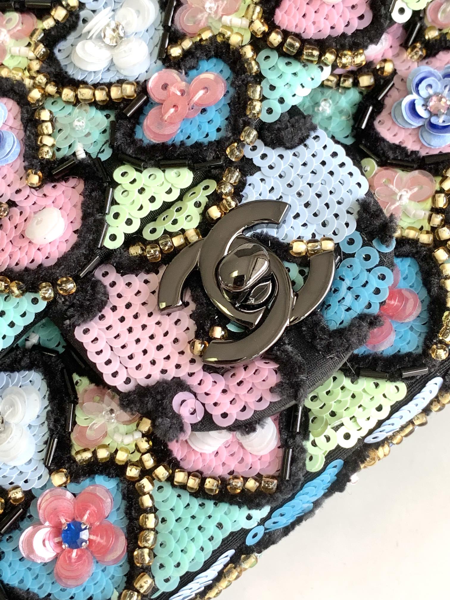 CC 24A FLAP BAG 20CM SEQUIN SATIN BLACK HARDWARE