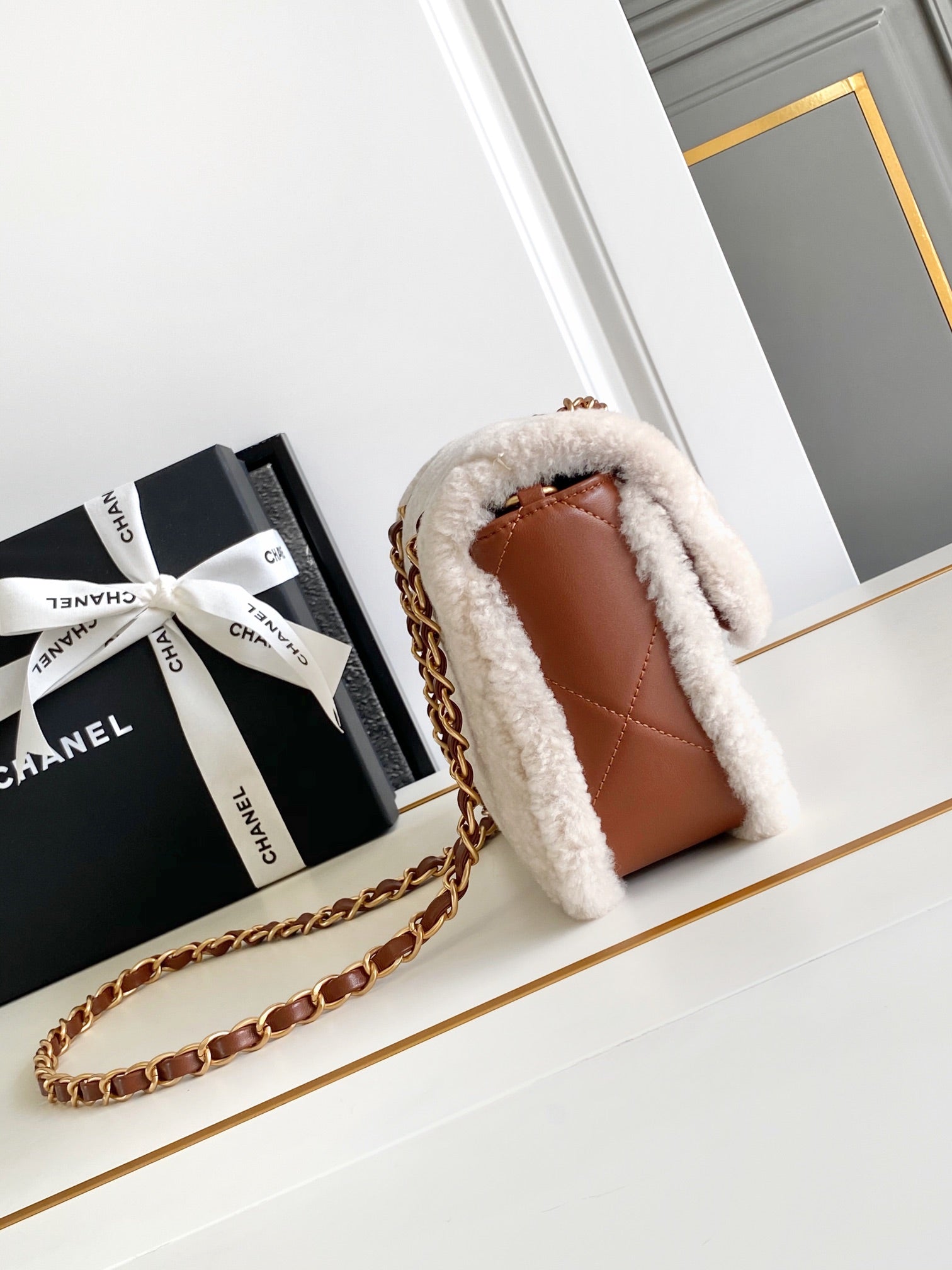 FLAP BAG SMALL 23CM WHITE BROWN SHERLING LAMBSKIN GOLD HARDWARE