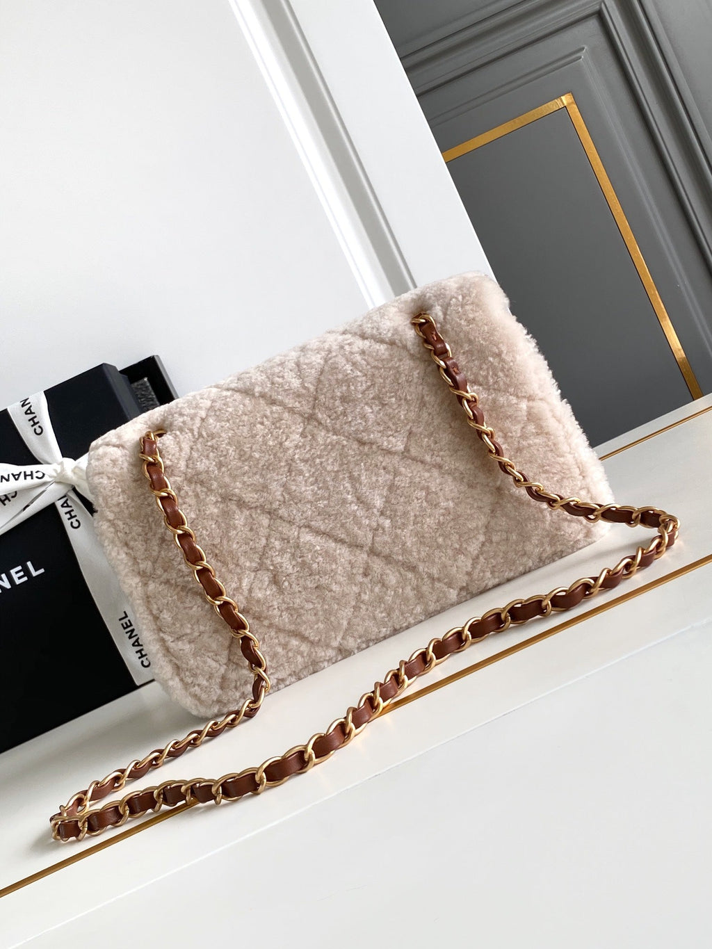 Petit sac à rabat 23 cm en peau de mouton retournée blanche et marron, matériel doré