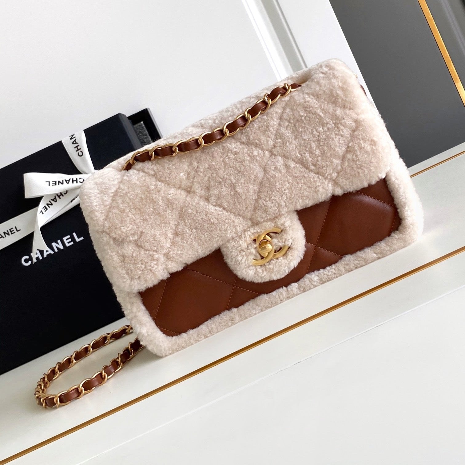 FLAP BAG SMALL 23CM WHITE BROWN SHERLING LAMBSKIN GOLD HARDWARE