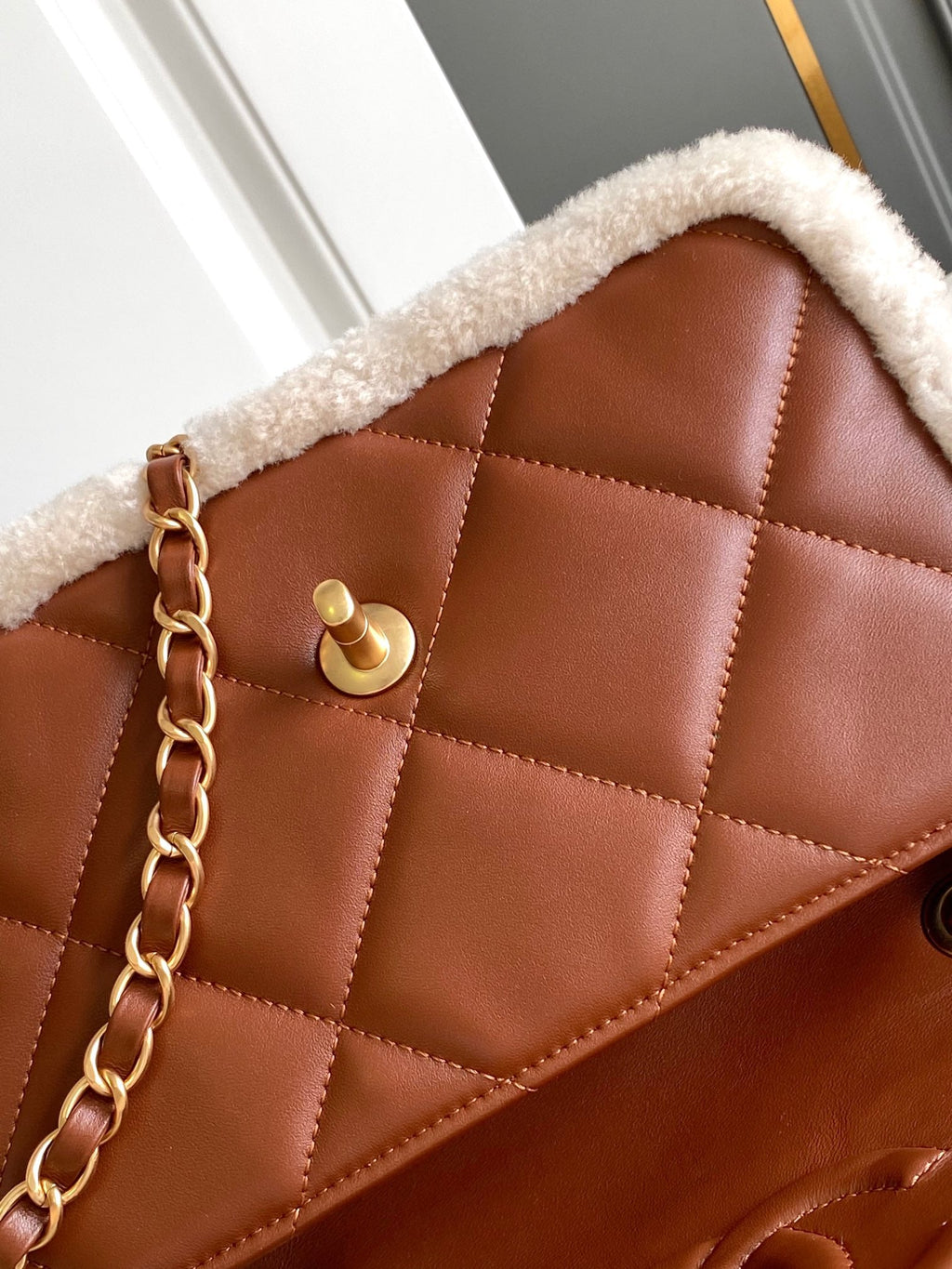 Petit sac à rabat 23 cm en peau de mouton retournée blanche et marron, matériel doré