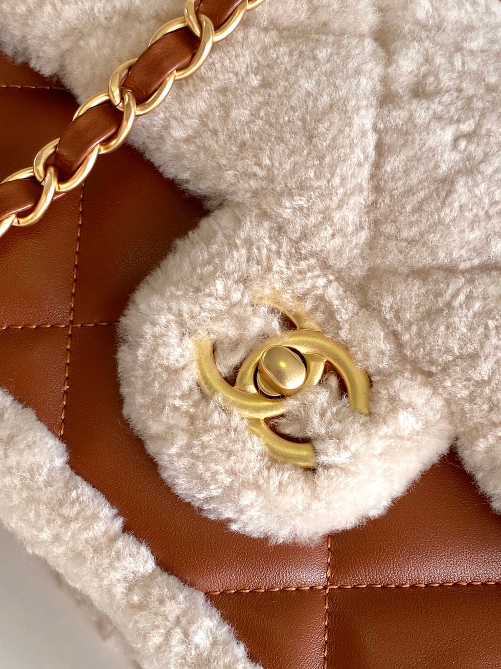 Petit sac à rabat 23 cm en peau de mouton retournée blanche et marron, matériel doré