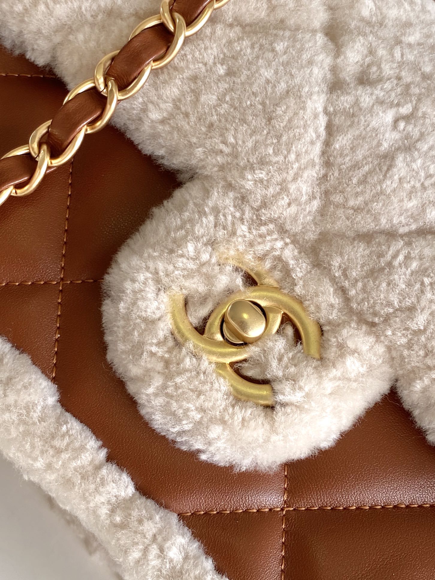 Petit sac à rabat 23 cm en peau de mouton retournée blanche et marron, matériel doré