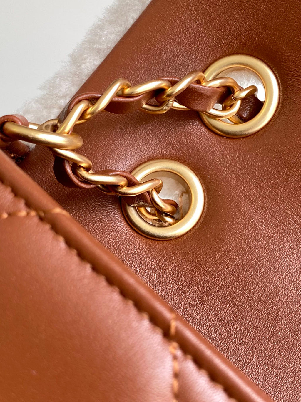 Petit sac à rabat 23 cm en peau de mouton retournée blanche et marron, matériel doré