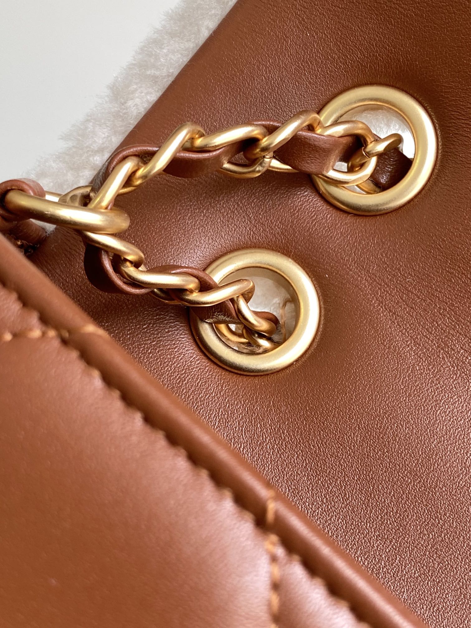 Petit sac à rabat 23 cm en peau de mouton retournée blanche et marron, matériel doré