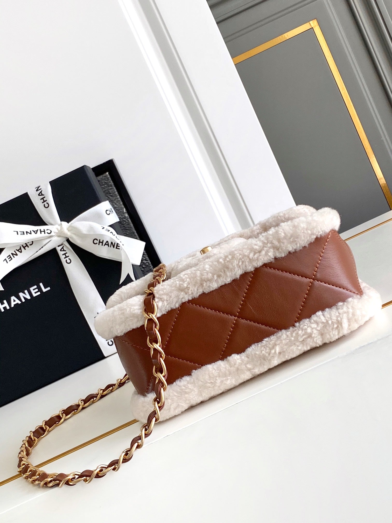 FLAP BAG MINI 18CM WHITE BROWN SHERLING LAMBSKIN GOLD HARDWARE
