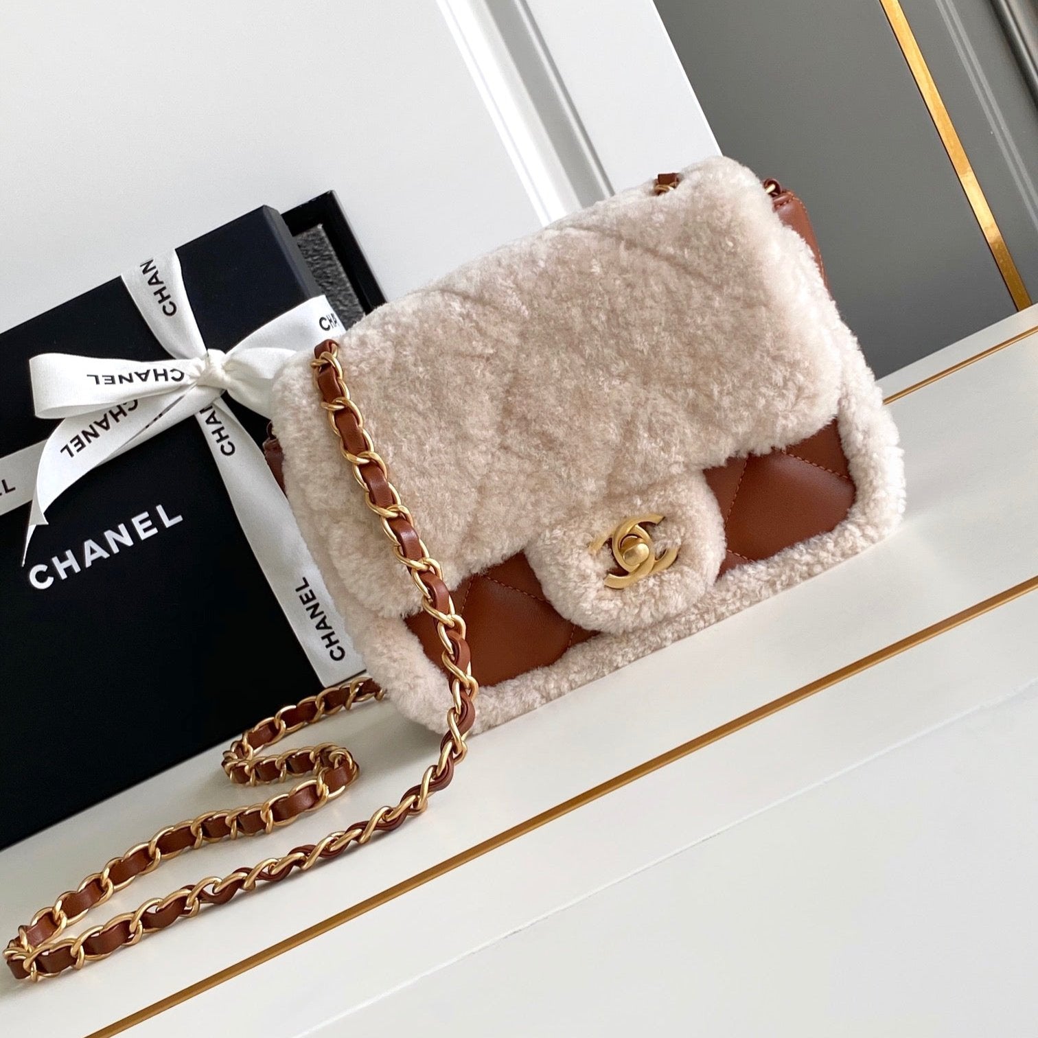 FLAP BAG MINI 18CM WHITE BROWN SHERLING LAMBSKIN GOLD HARDWARE
