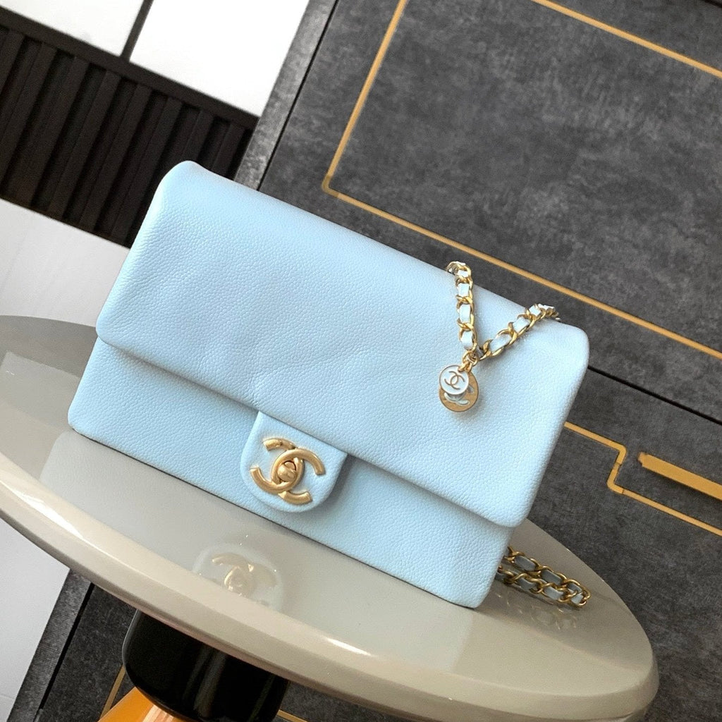 SAC À RABAT CLASSIQUE 22 EN CUIR DE VEAU BLEU CIEL QUINCAILLERIE DORÉ 