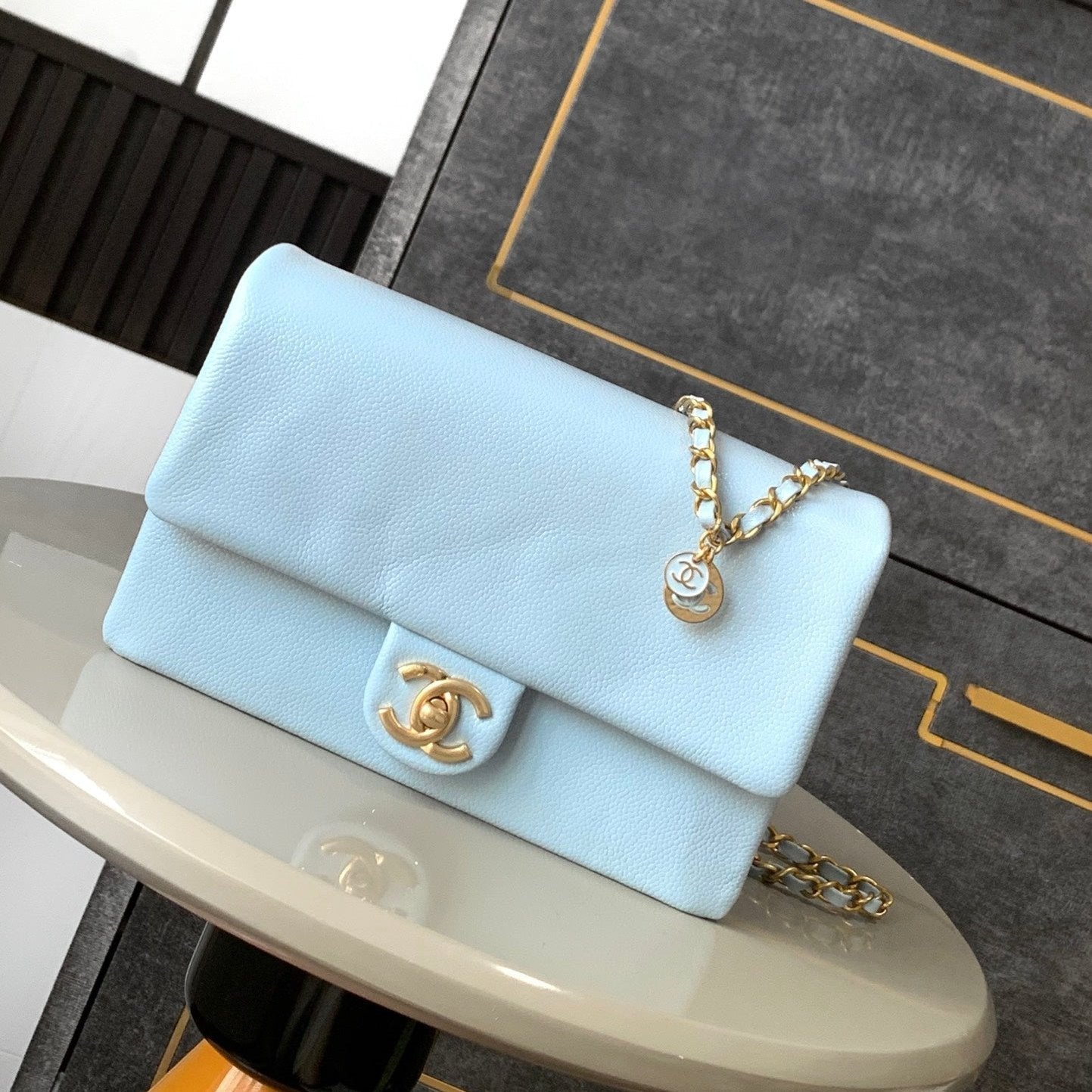SAC À RABAT CLASSIQUE 22 EN CUIR DE VEAU BLEU CIEL QUINCAILLERIE DORÉ 
