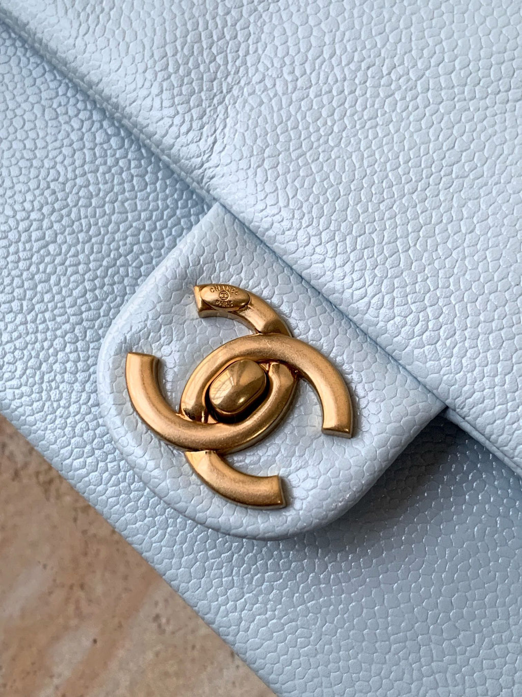 SAC À RABAT CLASSIQUE 22 EN CUIR DE VEAU BLEU CIEL QUINCAILLERIE DORÉ 