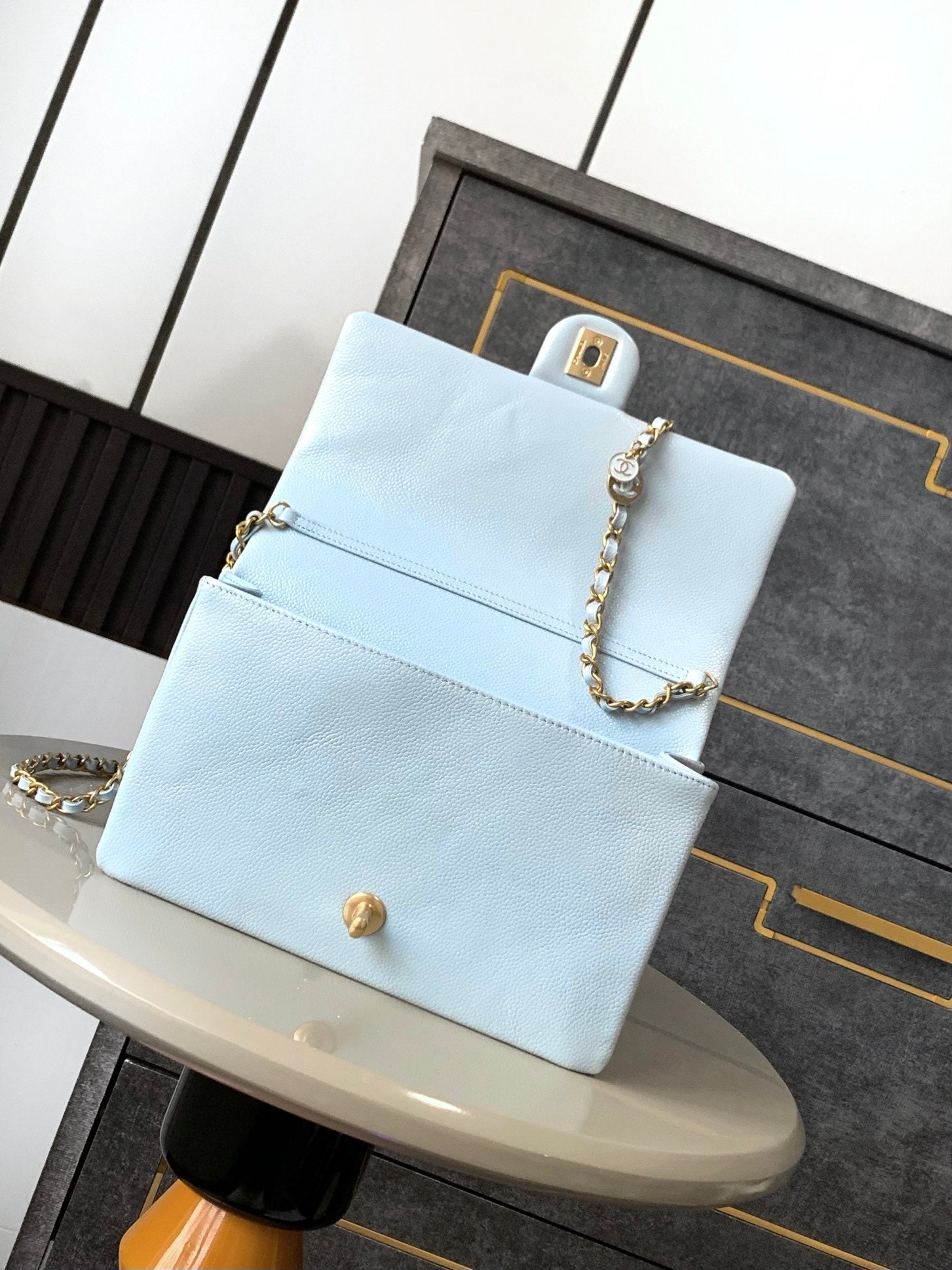 SAC À RABAT CLASSIQUE 22 EN CUIR DE VEAU BLEU CIEL QUINCAILLERIE DORÉ 
