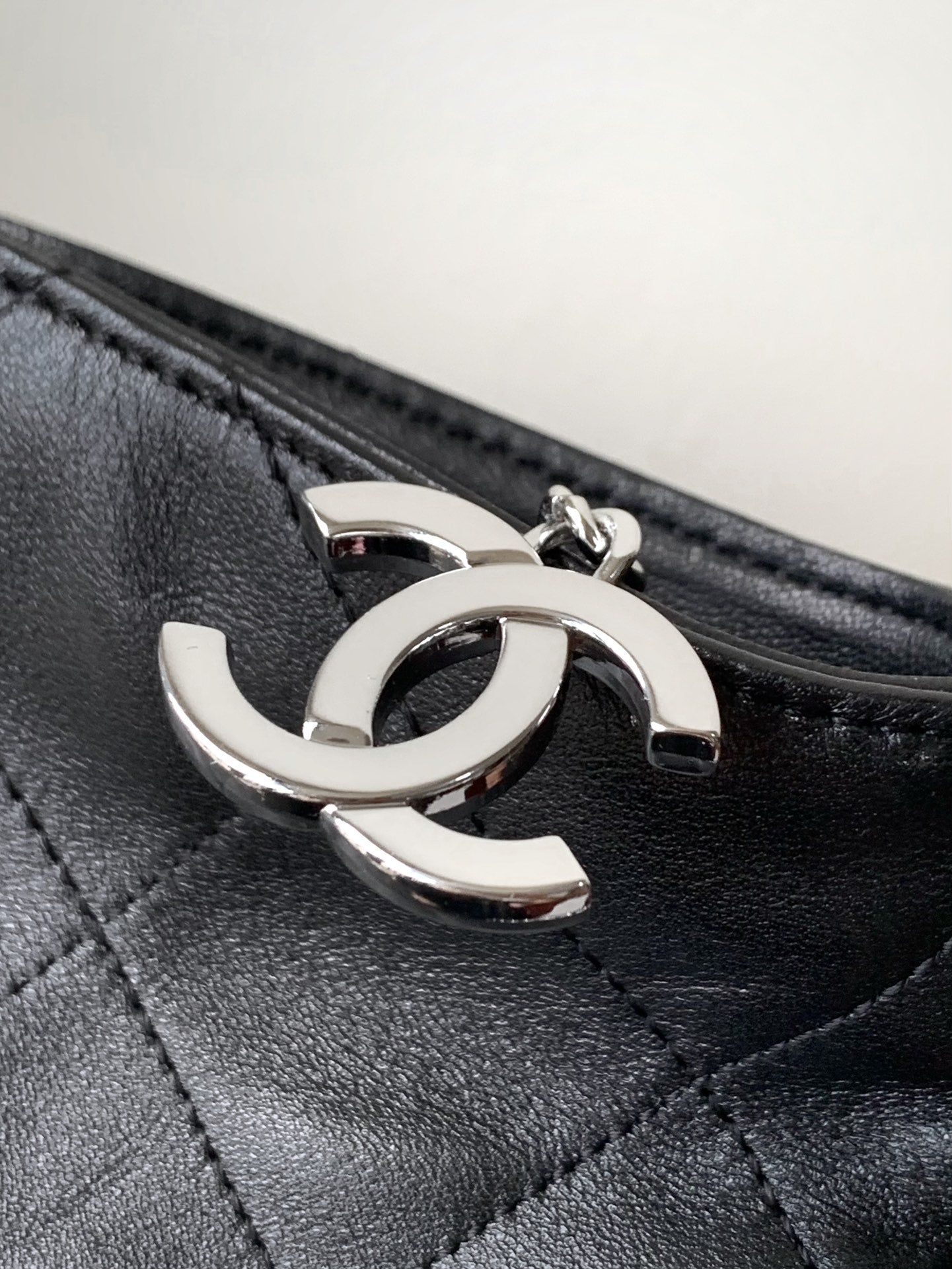 SAC HOBO VINTAGE CC 40 CM EN CUIR D'AGNEAU NOIR ET QUINCAILLERIE ARGENTÉE