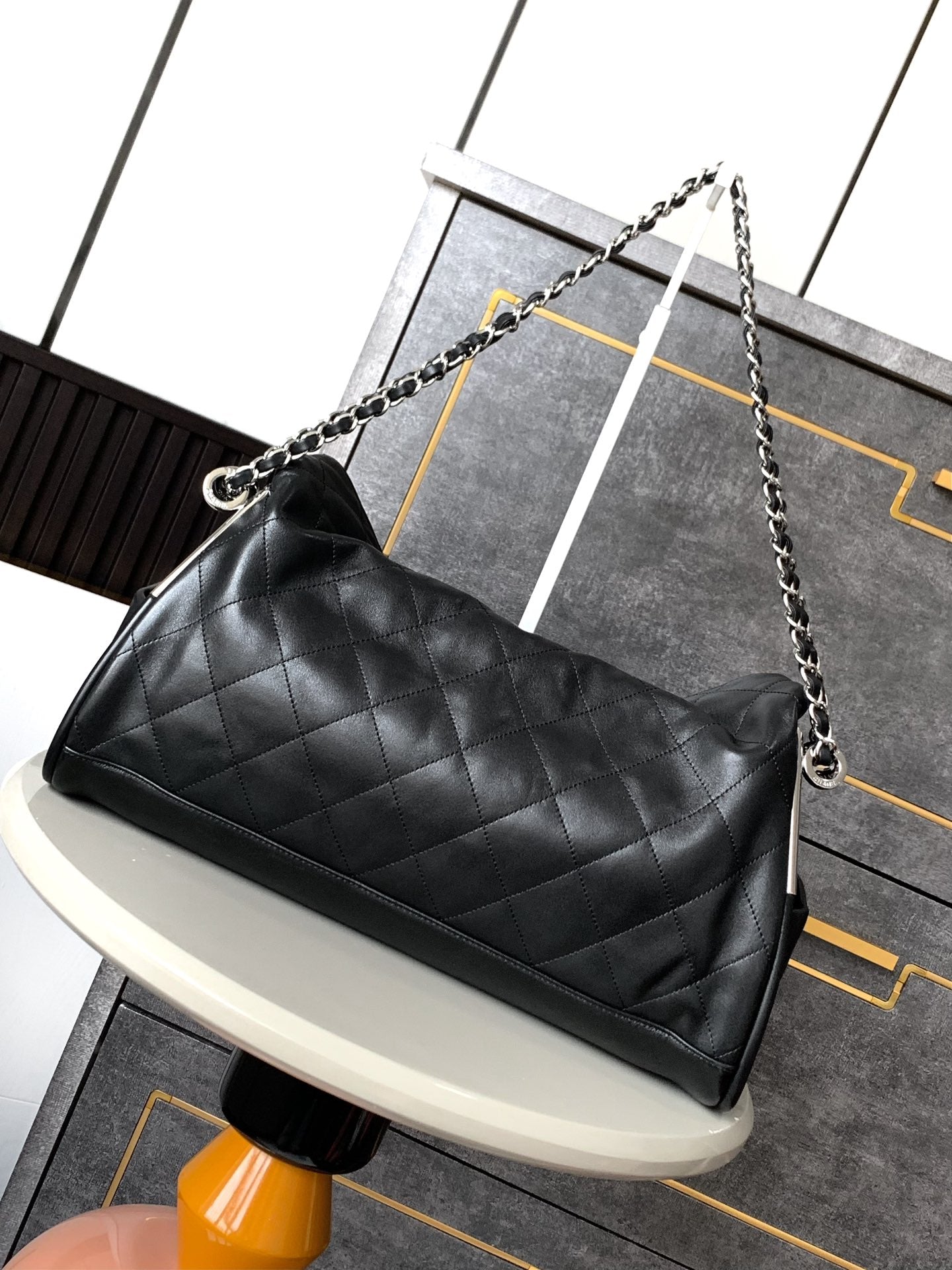SAC HOBO VINTAGE CC 40 CM EN CUIR D'AGNEAU NOIR ET QUINCAILLERIE ARGENTÉE