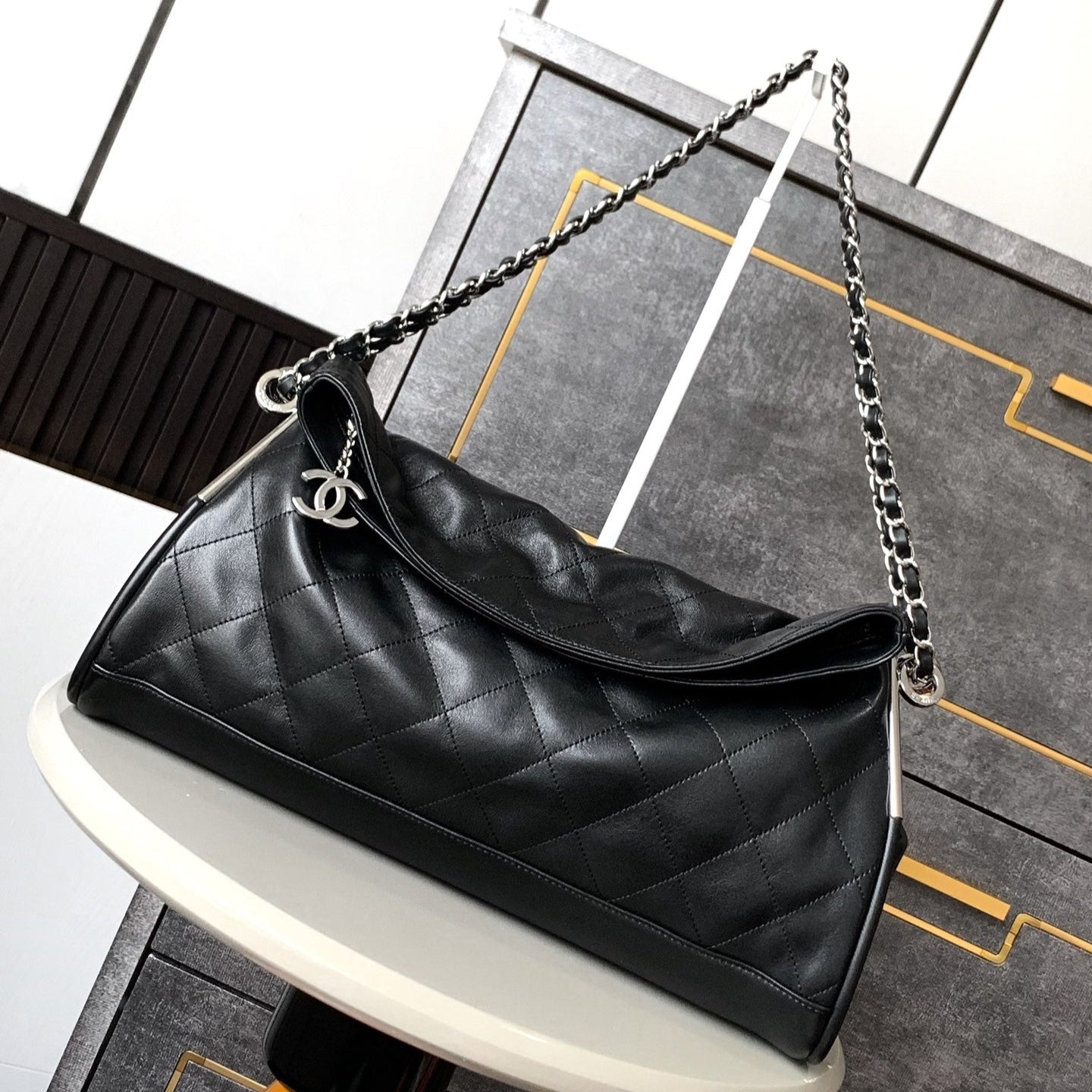 SAC HOBO VINTAGE CC 40 CM EN CUIR D'AGNEAU NOIR ET QUINCAILLERIE ARGENTÉE