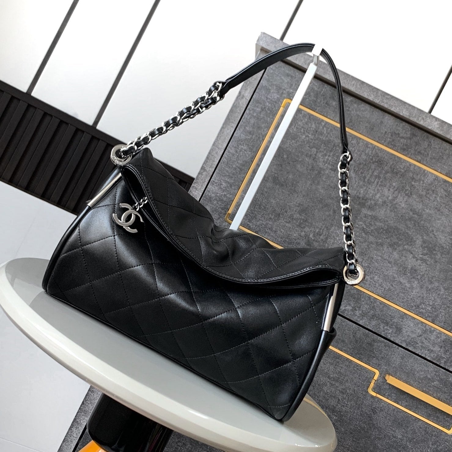 SAC HOBO VINTAGE CC 30 CM EN CUIR D'AGNEAU NOIR ET QUINCAILLERIE ARGENTÉE