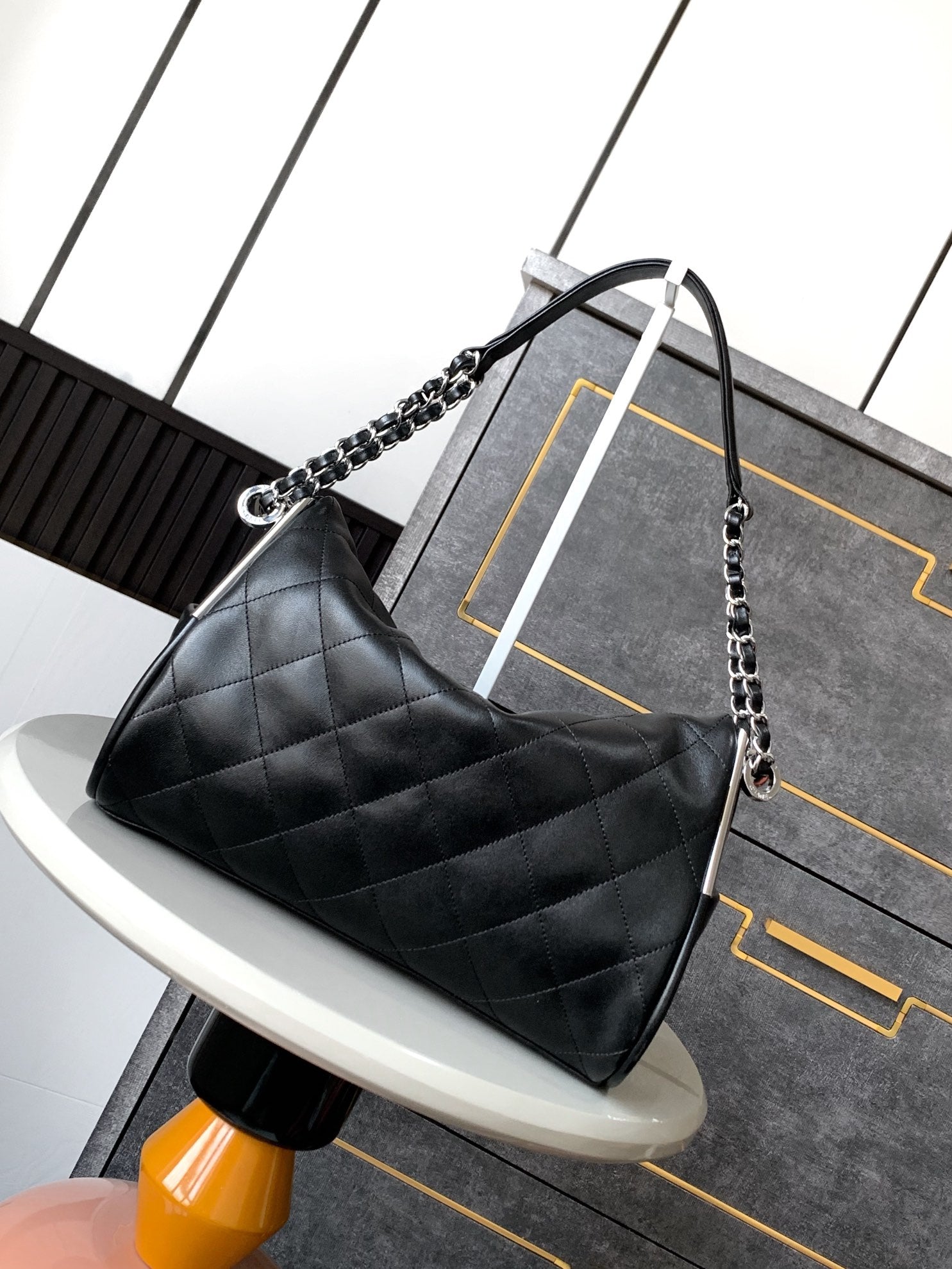 SAC HOBO VINTAGE CC 30 CM EN CUIR D'AGNEAU NOIR ET QUINCAILLERIE ARGENTÉE