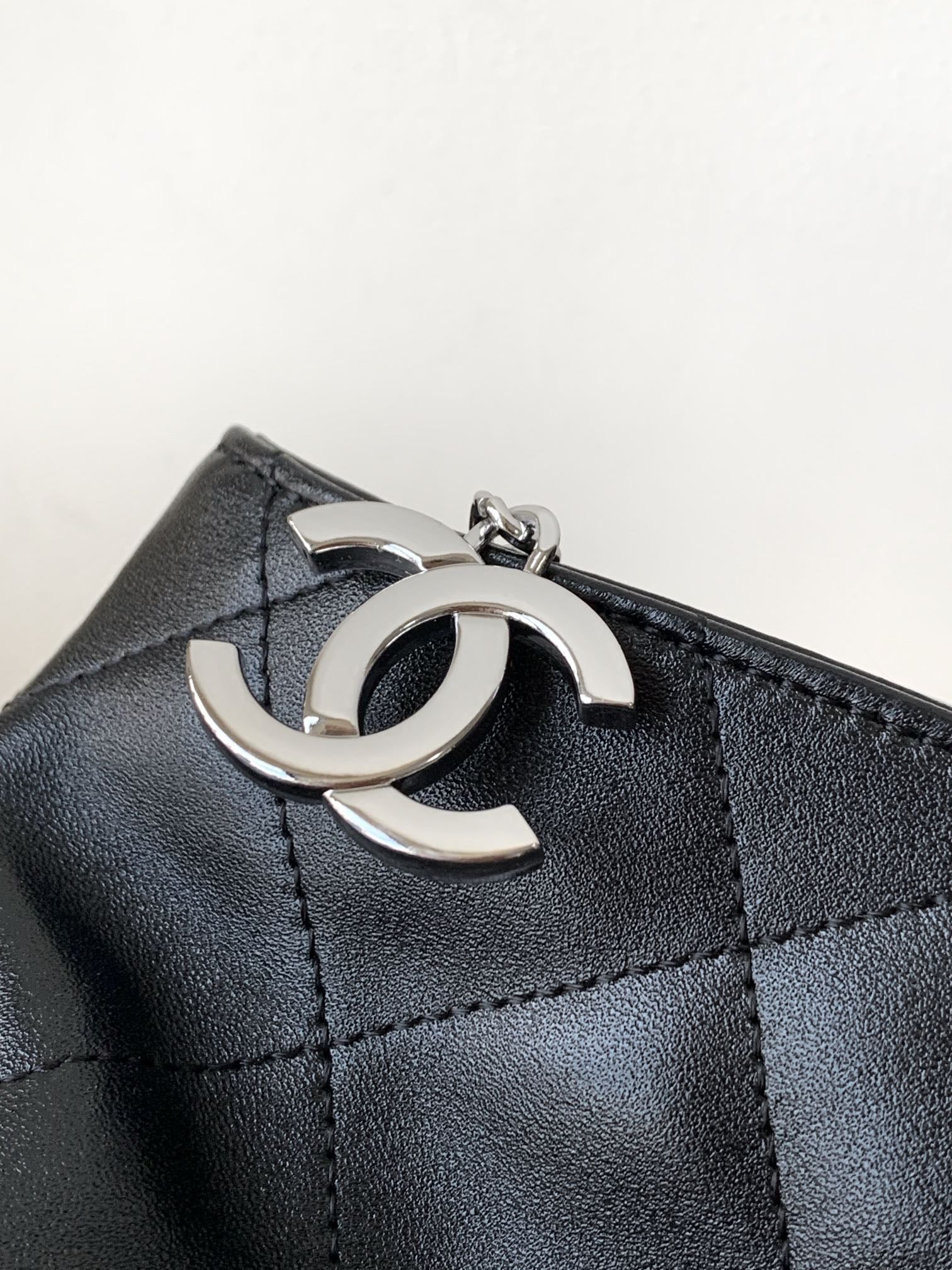 SAC HOBO VINTAGE CC 30 CM EN CUIR D'AGNEAU NOIR ET QUINCAILLERIE ARGENTÉE