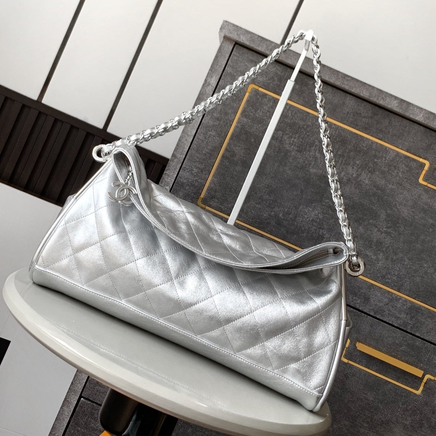SAC HOBO VINTAGE CC 40 CM EN CUIR D'AGNEAU MÉTALLISÉ ARGENTÉ QUINCAILLERIE ARGENTÉE