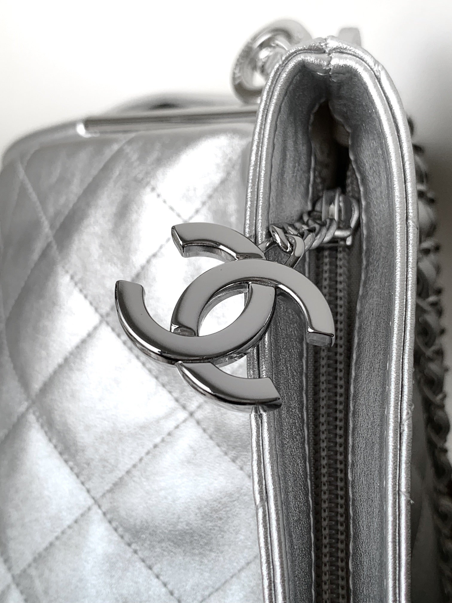 SAC HOBO VINTAGE CC 40 CM EN CUIR D'AGNEAU MÉTALLISÉ ARGENTÉ QUINCAILLERIE ARGENTÉE
